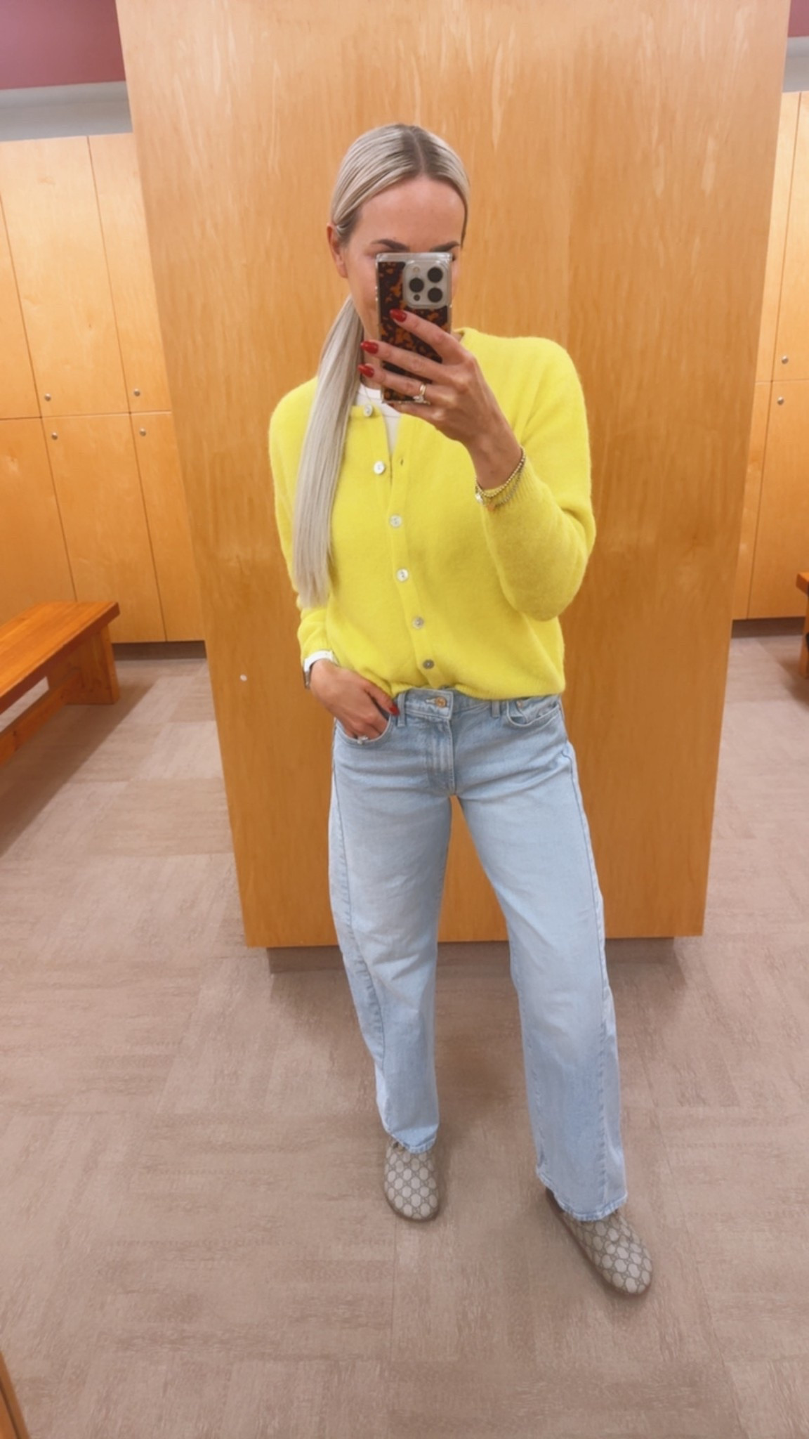 The wash & slight barrel of these jeans 👌. Size down (I’m in a 25) adore how vibrant this cardi is! 🍋

#LTKjeans #LTKcanada