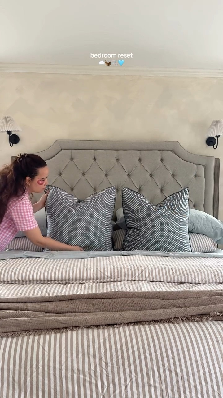 Fresh sheets, cozy layers & a clear mind ☁️

#cozybedroom #bedroomreset #beddingrefresh #bedmaking #cleaningmotivation