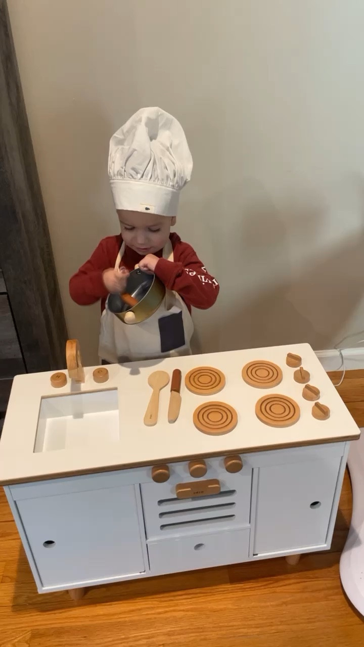 Lalo Play Kitchen / no tool assembly / accessories sold separately 