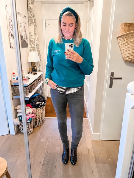 Outfits of the week

A unisex teal sweatshirt over a black and white striped blouse paired with grey Levi’s jeans and croc Chelsea boots. 



#LTKworkwear #LTKstyletip #LTKeurope