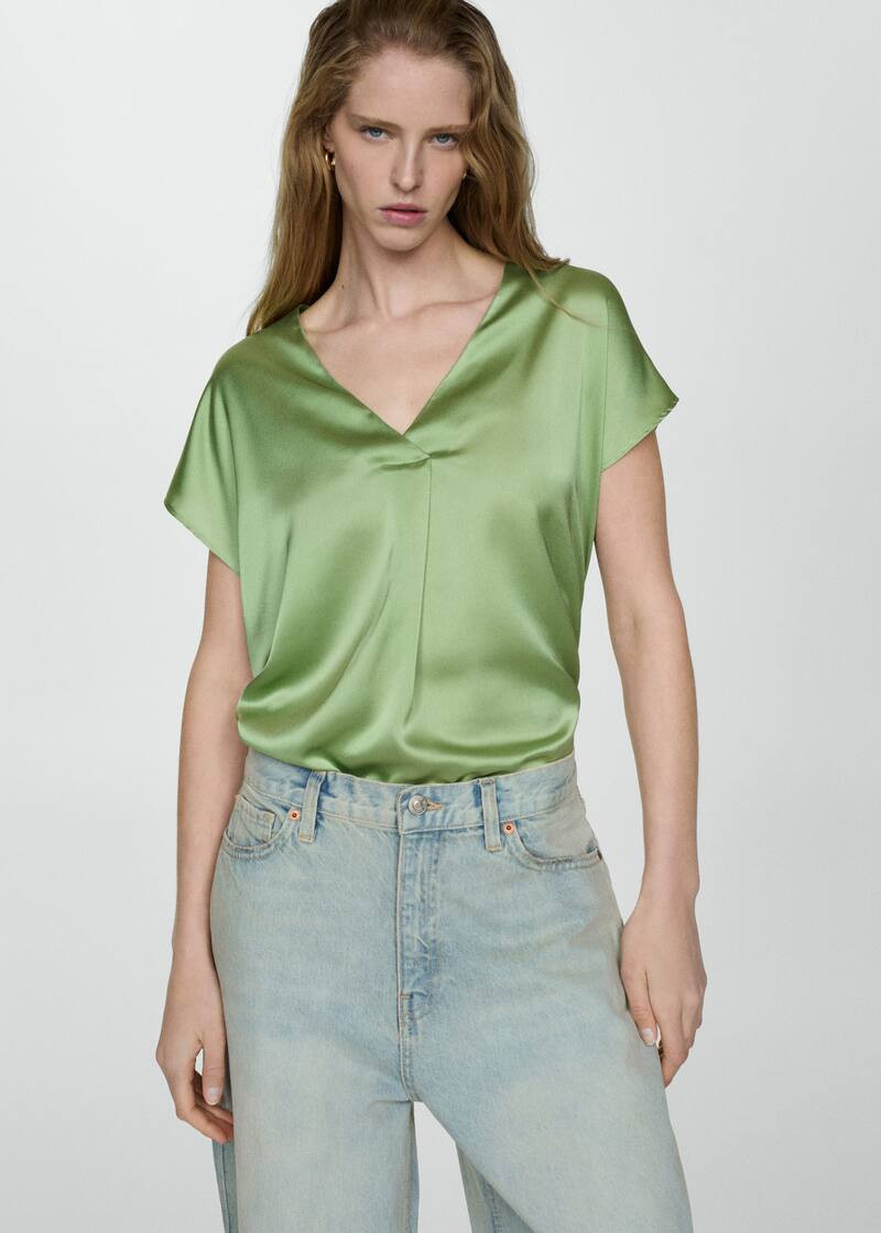 Satijnen T-shirt met V-hals | MANGO (NL)