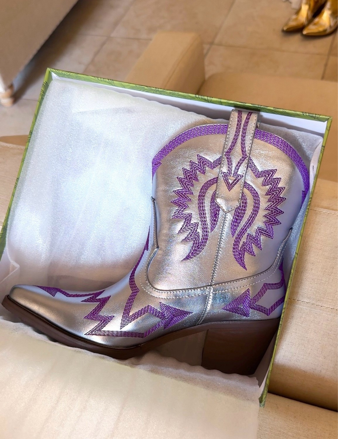 Metallic purple cowboy boots / purple western boots / ankle cowboy boots / LSU football game day outfits / country concert outfit