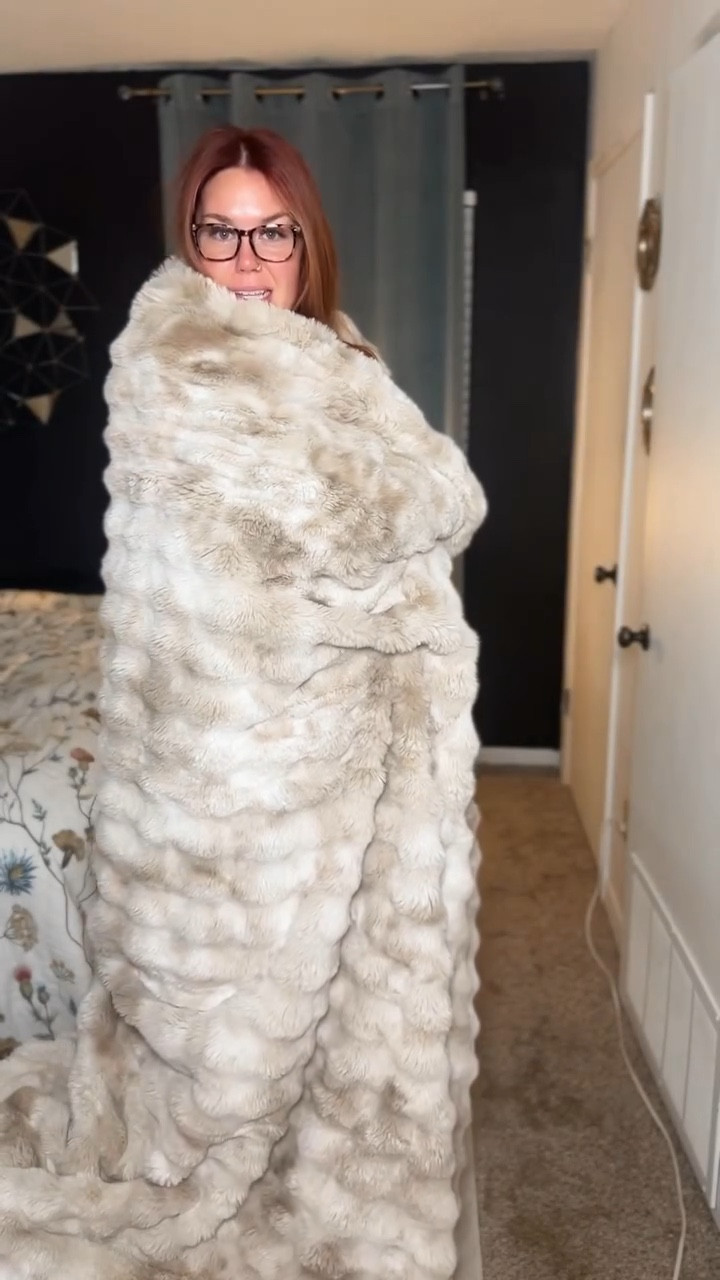 Comment COZY for the link 🧸🤍 #softblanket #bedding #cozyathome #fortworthcreator 

#LTKHome #LTKGiftGuide #LTKFindsUnder100