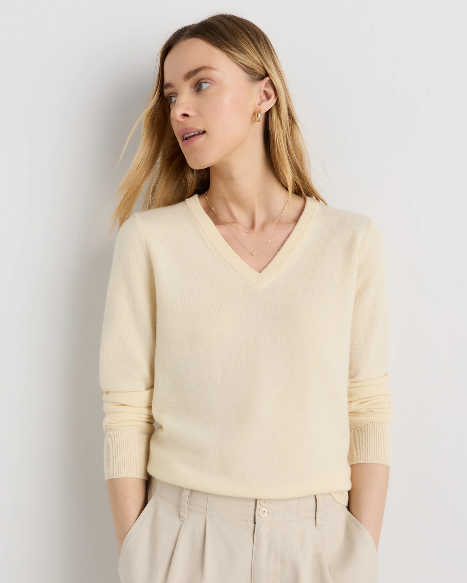 Quince | Women's Mongolian Cashmere V-Neck Sweater in Black, Size Small | Quince