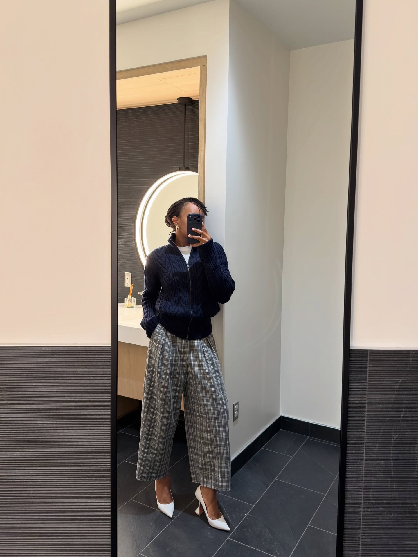 Fits lately ✌🏾

1, sweater @kotn pumps @aminamuaddi pants Brand collect (Tokyo)

3, Sweater @aritzia skirt @boden boot @veronicabeard 

4, sweater @judithandcharles jeans @citizensofhumanity boot @veronicabeard 

5, Jacket @allsaints boot @flattered pants and sweater @massimodutti