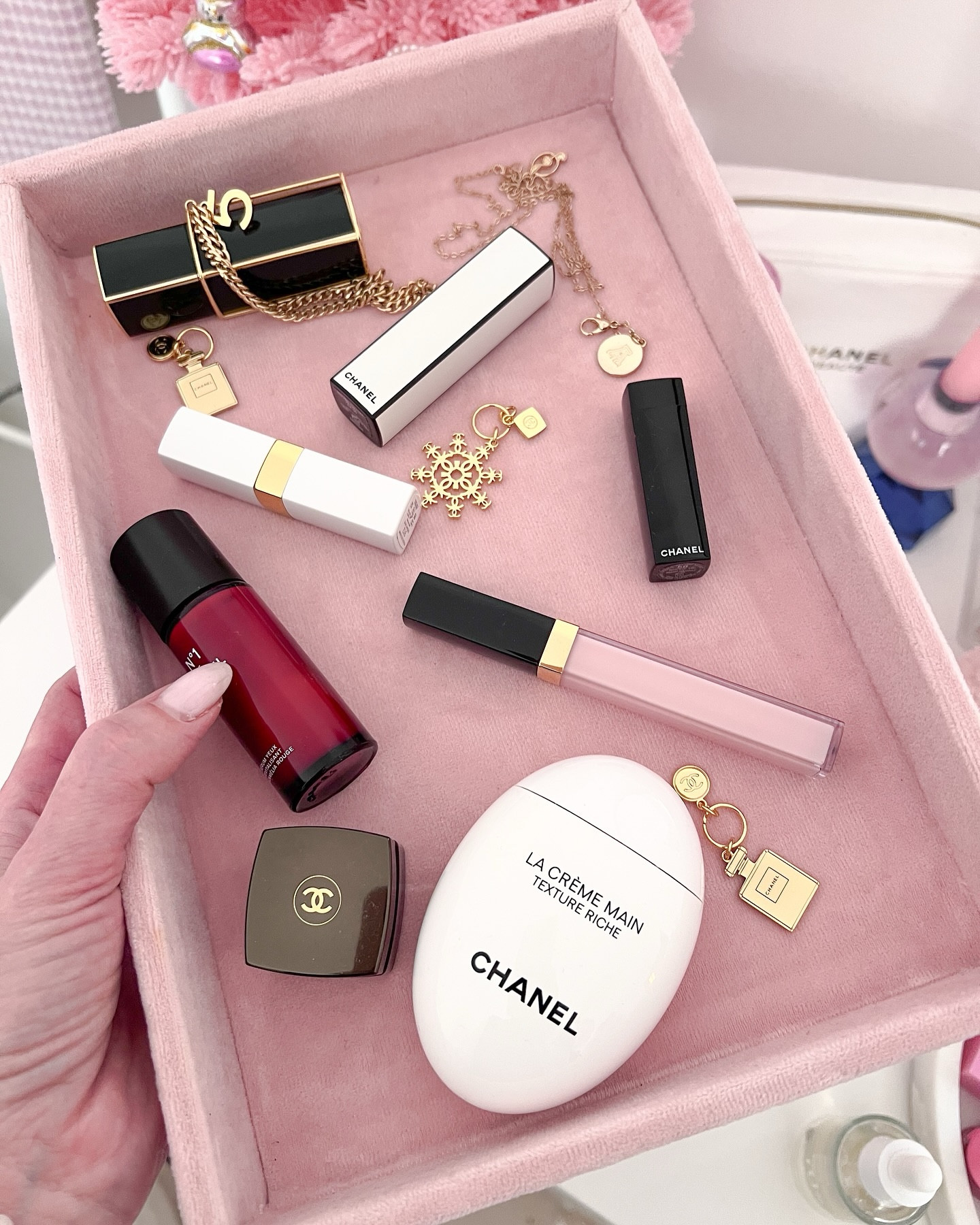 Chanel beauty faves 🍥💄🧴

.

.

#chanellove #chanellover #chanelbeauty #chanelmakeup #luxurylife #luxurybeauty #thatgirl #pinterestinspired #cosmetics #beauty