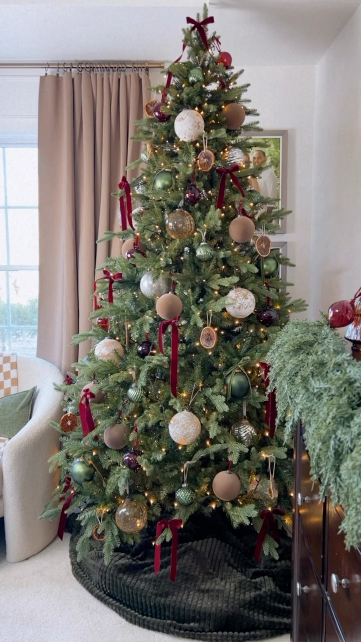 CHRISTMAS TREE DECOR
#christmastree #ornaments #christmas2025 #greentree #velvet #bows #flocked #kingofchristmas #navidad 

#LTKSeasonal #LTKHoliday #LTKHome