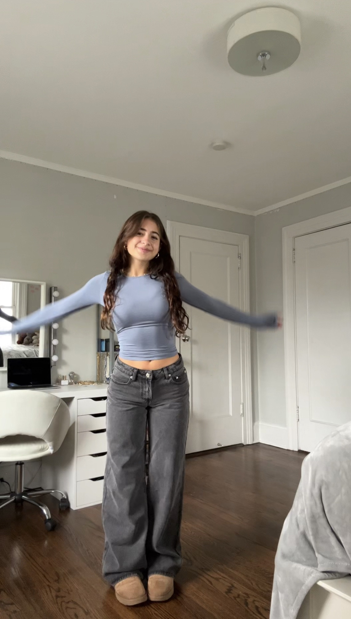 outfit from outfit inspo tiktok
top: white fox (xxs)
jeans: xs
shoes: 8