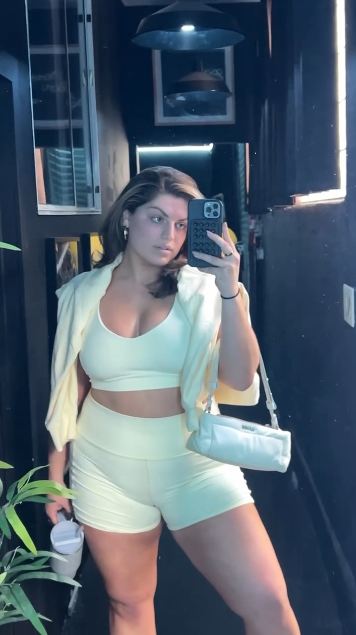 love love this workout set from Athleta! the material is so soft and buttery I’m obsessed 