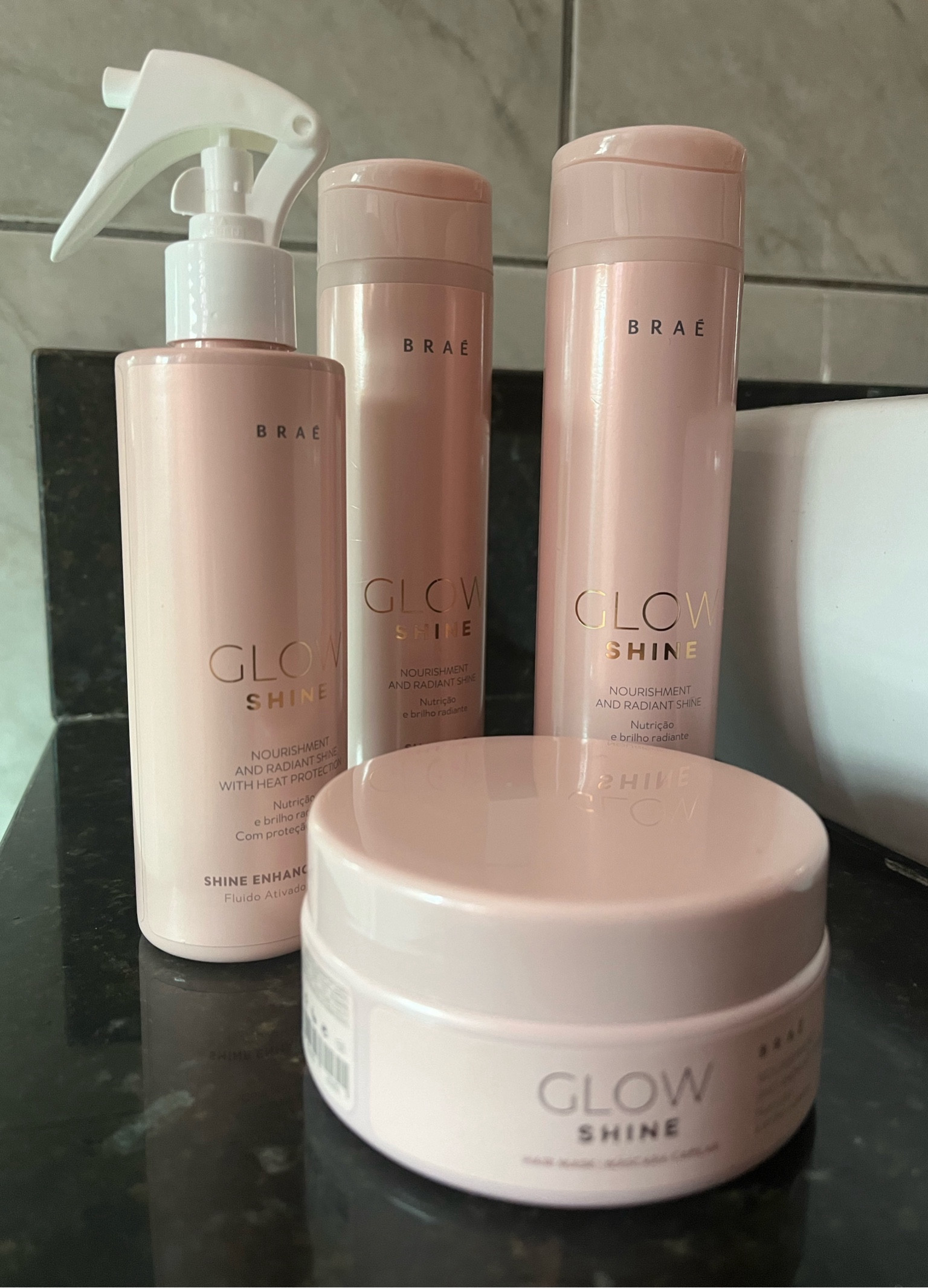  A linha GLOW SHINE da BRAE promove cabelos mais brilhosos e cheirosos. O cheirinho dessa linha é maravilhoso e viciante, e o melhor é a qualidade de brilho que deixa nos cabelos 😉🩷

#garimpodakelly #brae #glowshine 

#LTKGift #NatalLTK 

#LTKbeauty #LTKbrasil