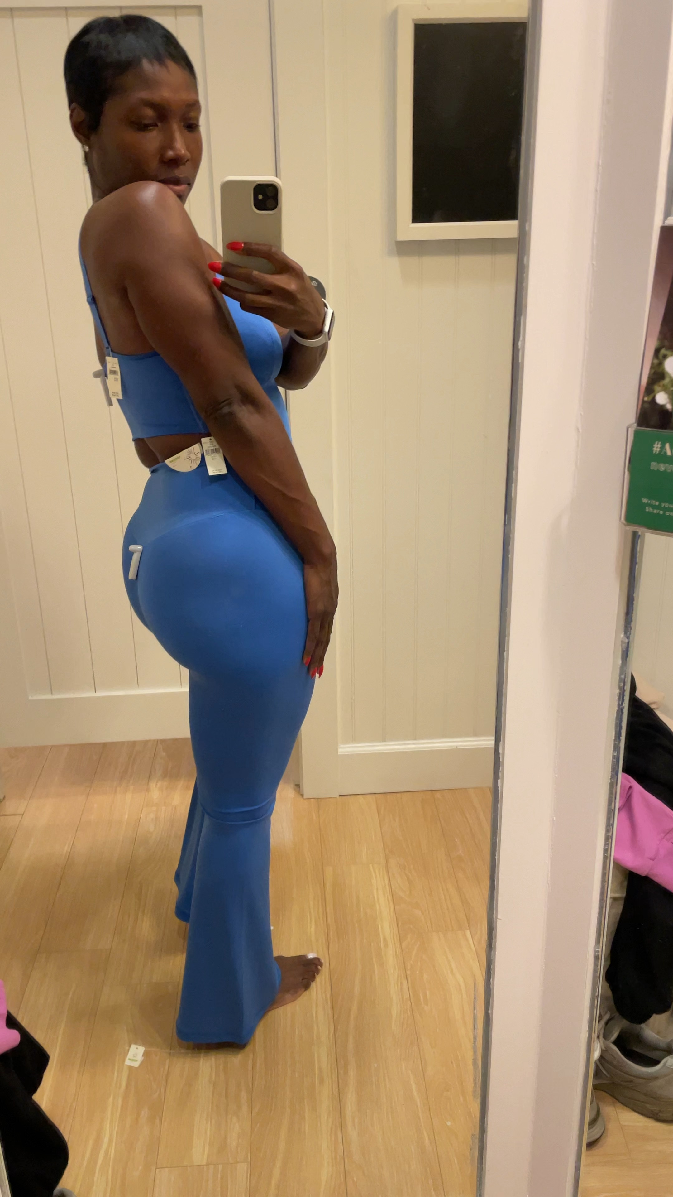 Ladies let’s talk about THEE softest loungewear I’ve tried in a long time! And this corset sports bra is not only cute but it’s holding the girls down! I’m wearing a medium in the top and bottom. 