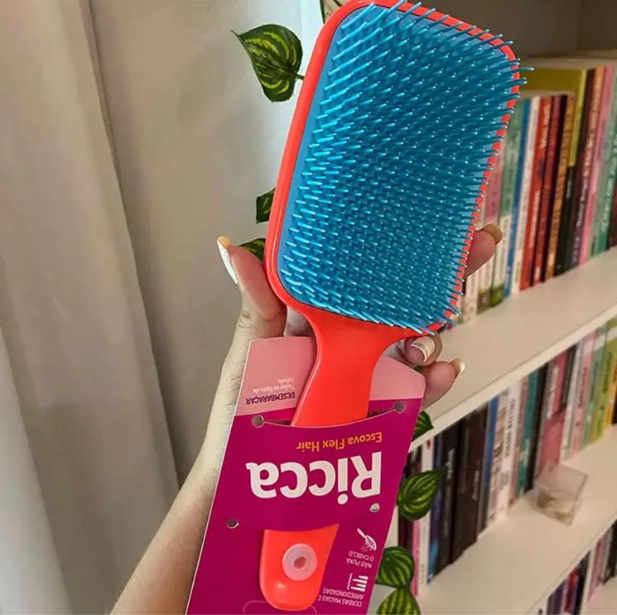 Escova Ricca. Uma das melhores compras que eu fiz. Já uso há quase um ano. Desembaraça super bem os fios, não quebrou nenhum dente. Perfeita e geralmente está em oferta na Amazon. 

#LTKbrasil #LTKSeasonal #LTKsalealert