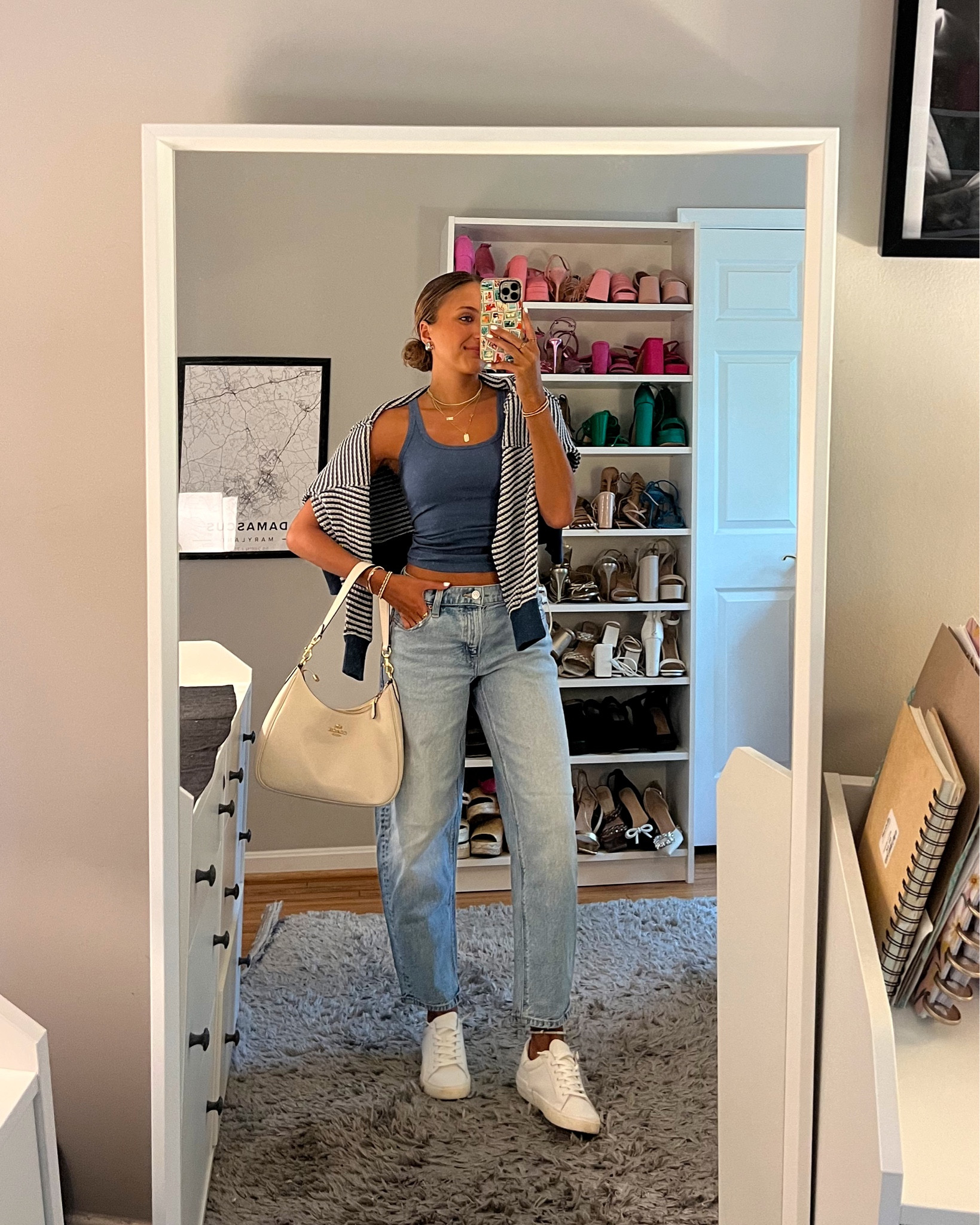 Casual summer to fall transition outfit idea from American eagle 💕👖 wearing 000R straight leg barrel jeans 