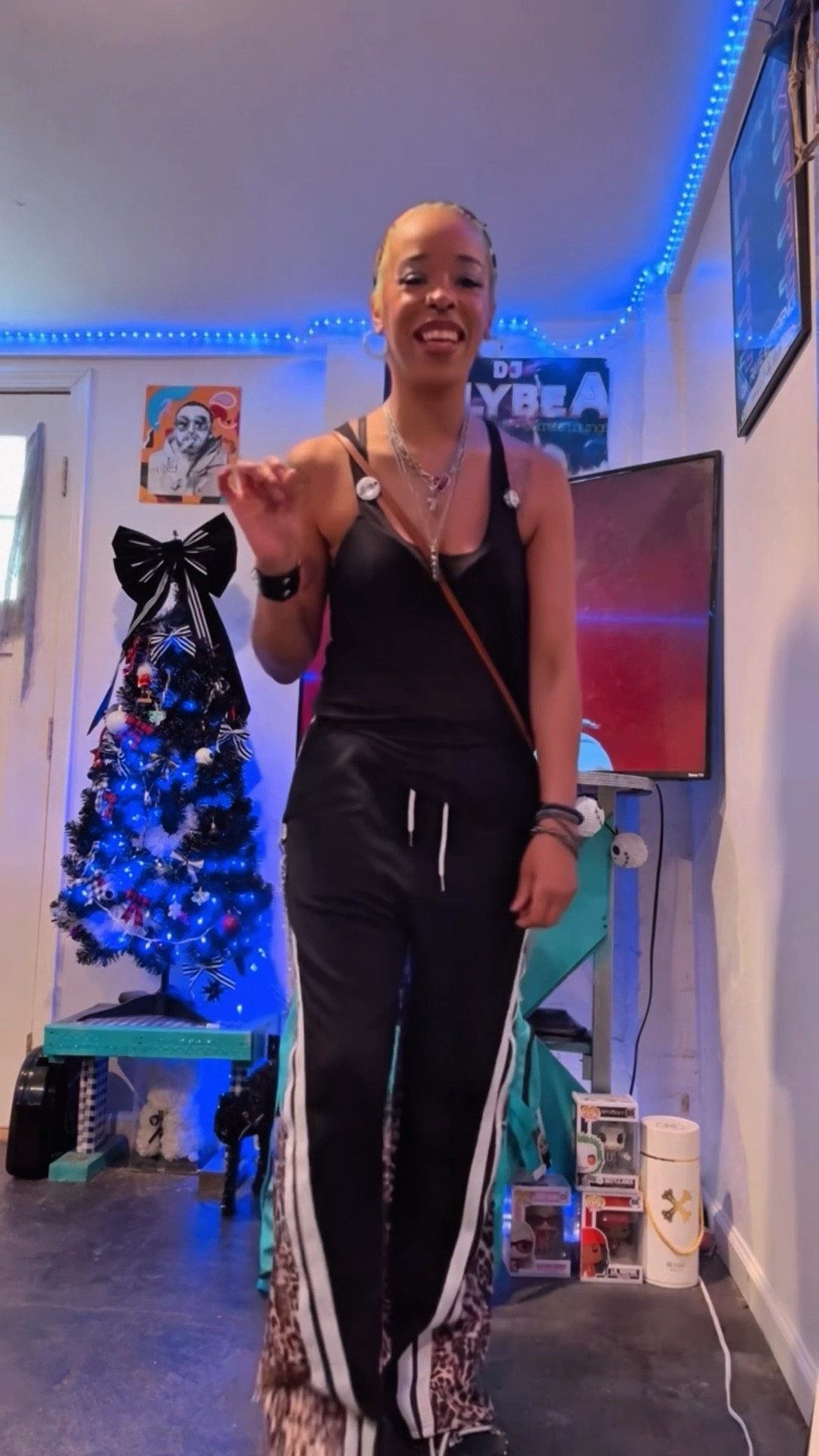 Chill Sunday Funday Fit check 🖤✨ 
Pants are linked 

#LTKgrwm #LTKvlog #LTKOver40