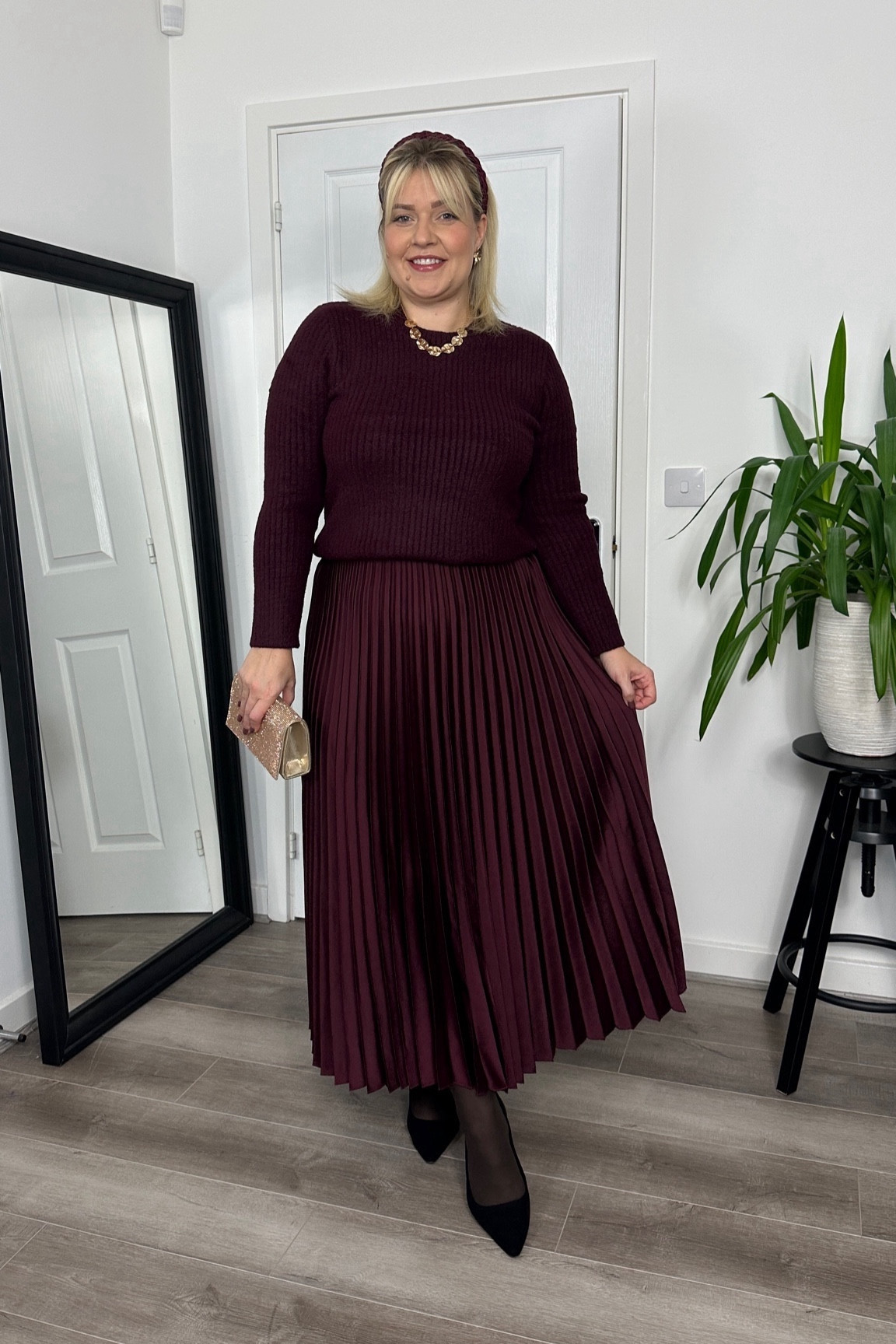 Burgundy outfit Christmas outfit pleated skirt 