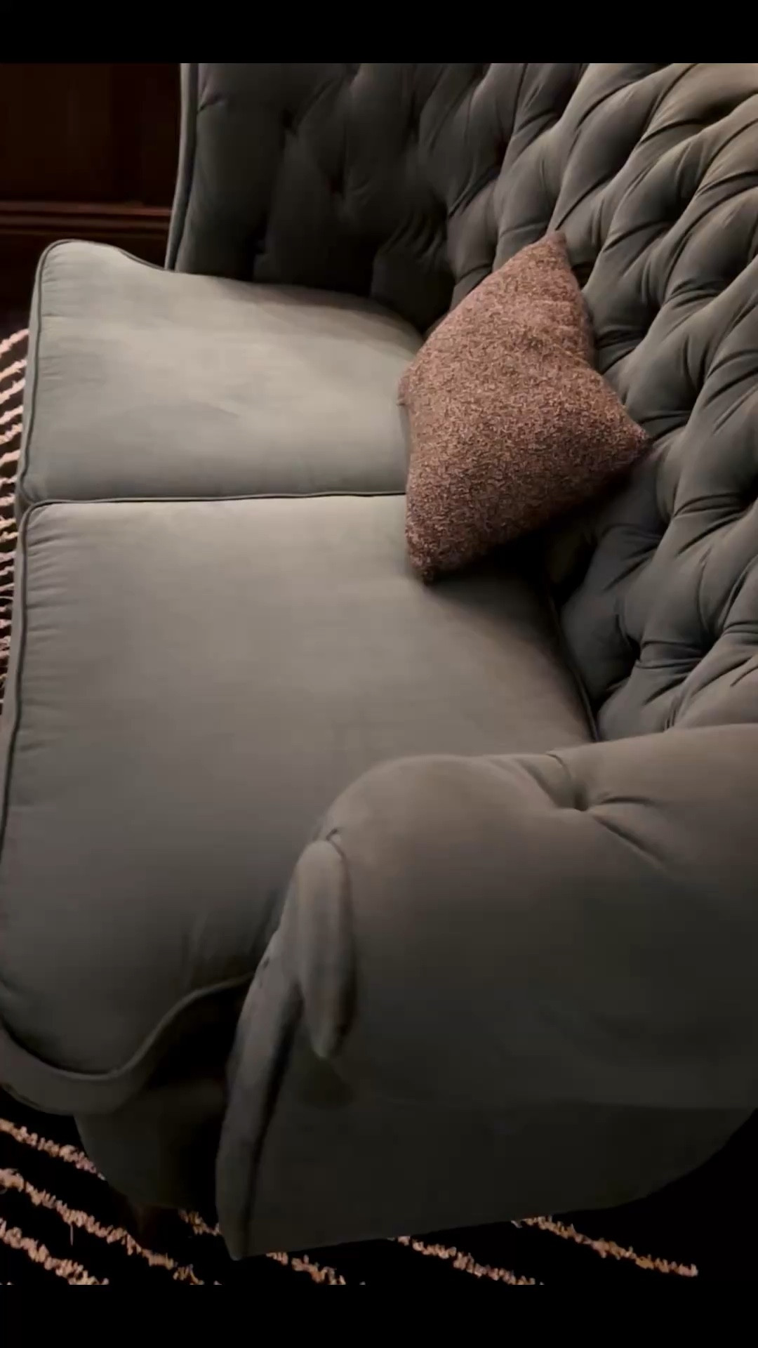 A modern take on the Chesterfield — keeping that old English library charm, but refined for today.

Structured, inviting, and quietly elevated, it’s the kind of piece that makes your home office feel better… and makes it easier to step into a new week. Linked here.

ChesterfieldSofa #HomeOffice #TuftedSofa #ClassicMeetsModern #OfficeStyle #WorkFromHome #ChicLiving #LTKHome

#LTKHome #LTKdayinmylife