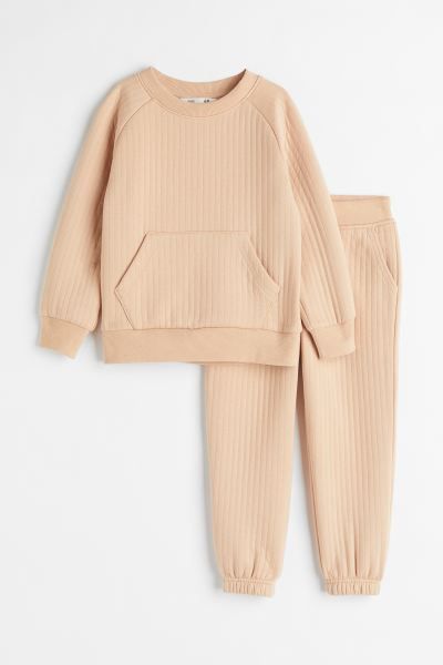 Conscious choice  Set with a shirt and joggers in soft, quilted sweatshirt fabric with soft, brus... | H&M (US + CA)