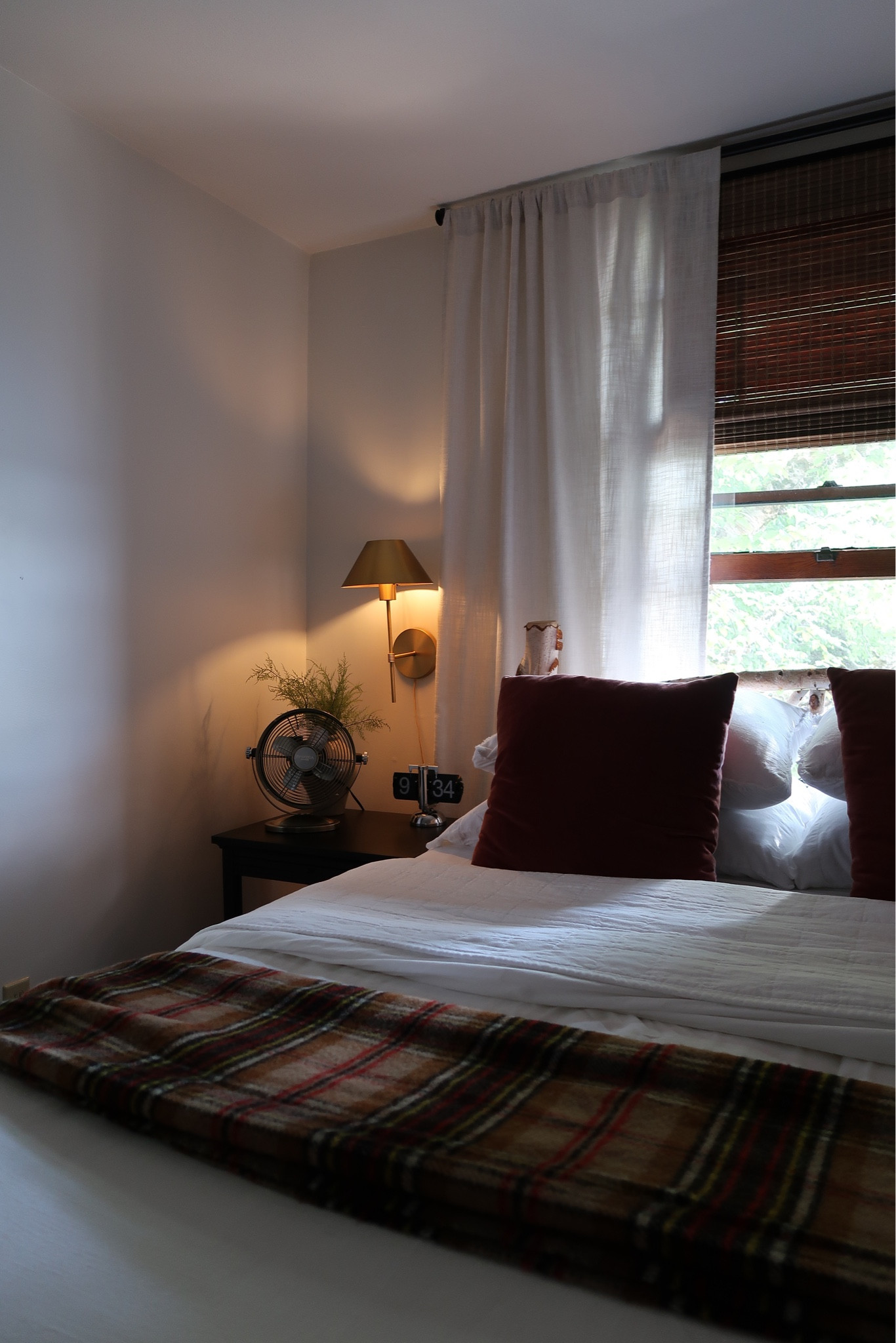 Cozy camp bedroom. White linen sheets. Nightstand decor. Wall sconces 