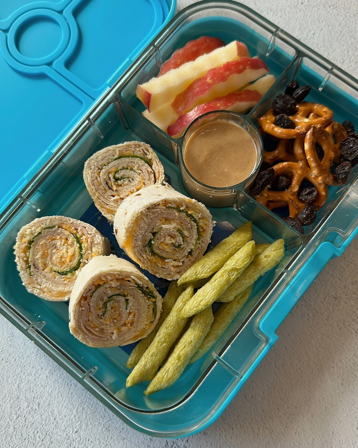 Toddler Lunchbox Idea: Turkey, Cheese & Spinach Rollups! Granola butter as a dip with apples is a great alternative to peanut butter in nut free schools!

#toddlerlunch