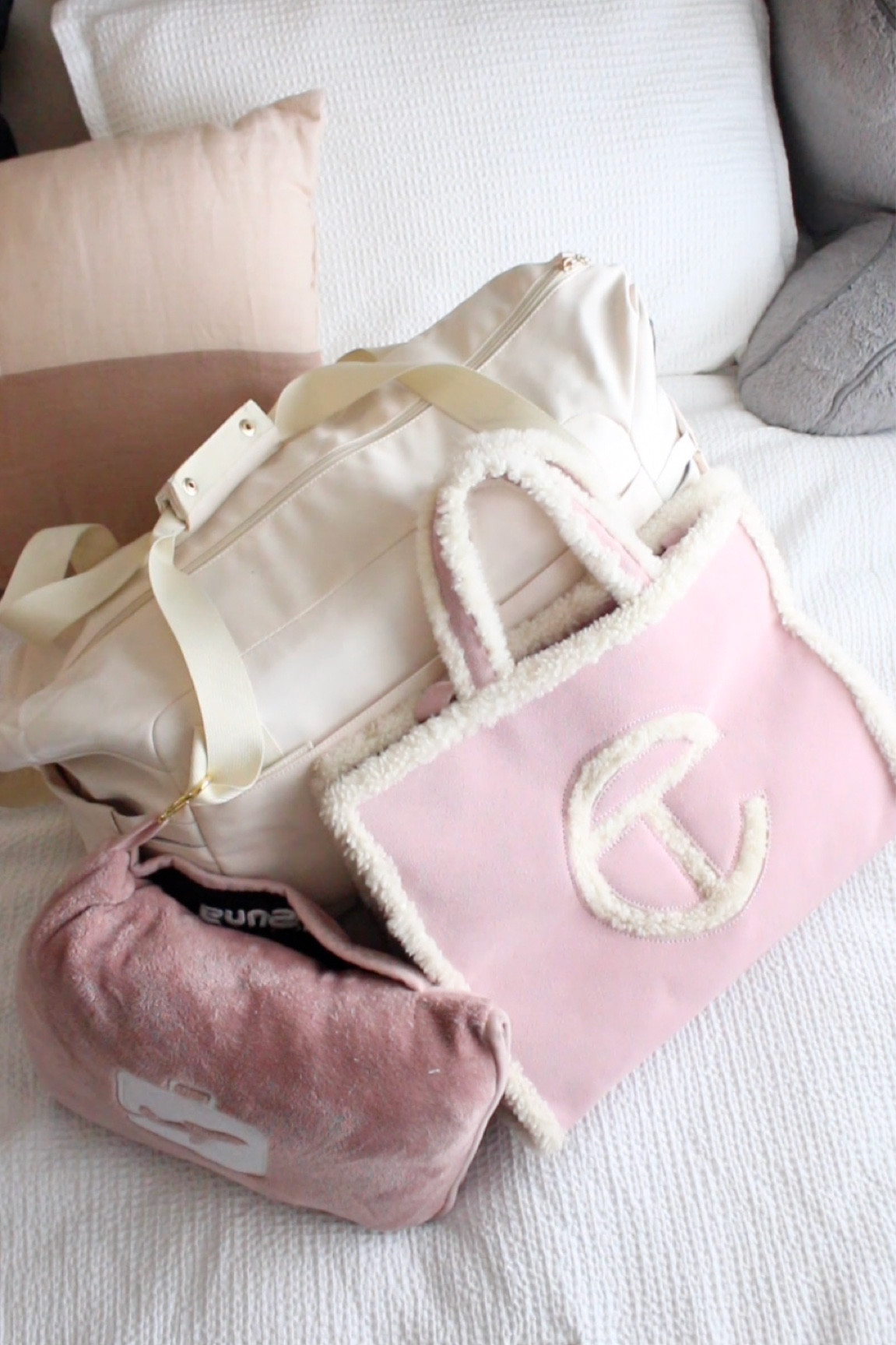 Best Weekender Travel Bag & Pillow/Blanket Combo 🌸🙌🏾

#LTKtravel #LTKFind #LTKitbag