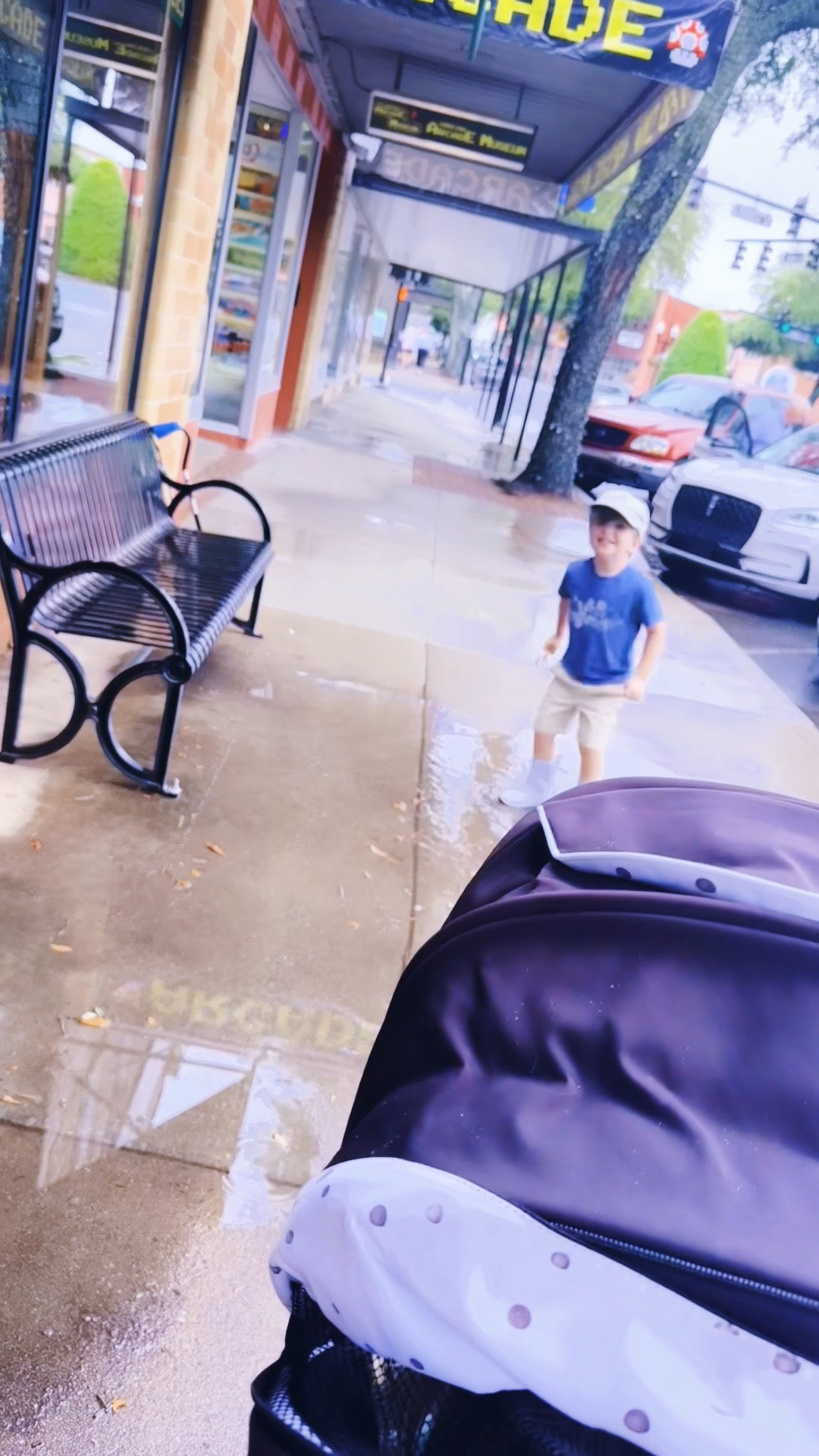 The best kind of rainy day spent boppin’ around and exploring our new little small town 🤍 - while splashing 💦 in puddles ofcourse hehe!! 🤭☔️ We LOVED @piesafebakingco (thanks to a sweet friend who recommended it ☕️ ) and then could walk right over to the library 📚 and a couple other little errands 🛒 to get ready for Mother’s Day!! 💌 Forest City, you sure are CUTE !!!! 🥰