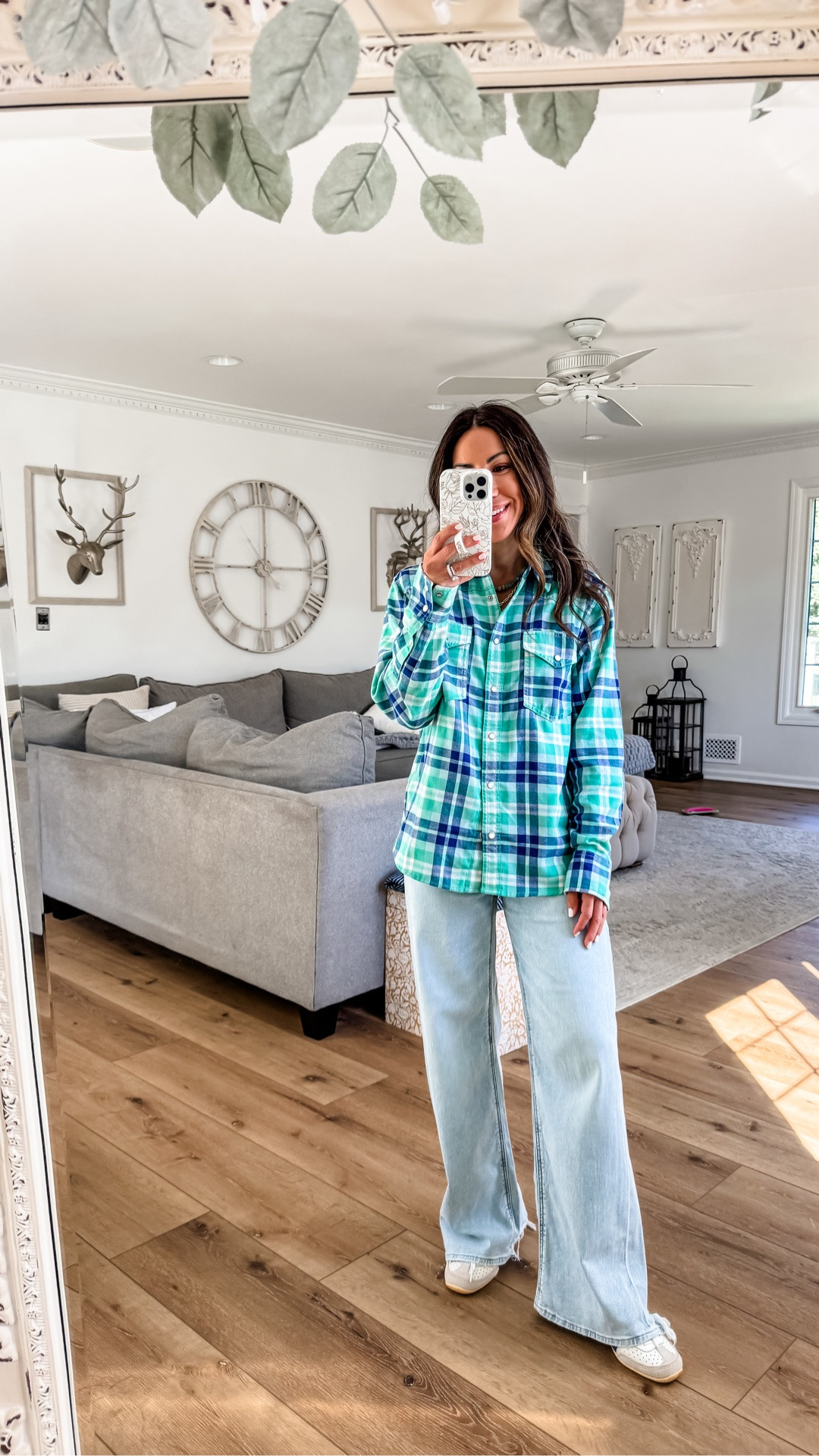 Baggy jeans 0 short. Flannel shirt small. Wide leg jeans. American Eagle jeans.
@American Eagle Outfitters
#AEPartner #AEJeans