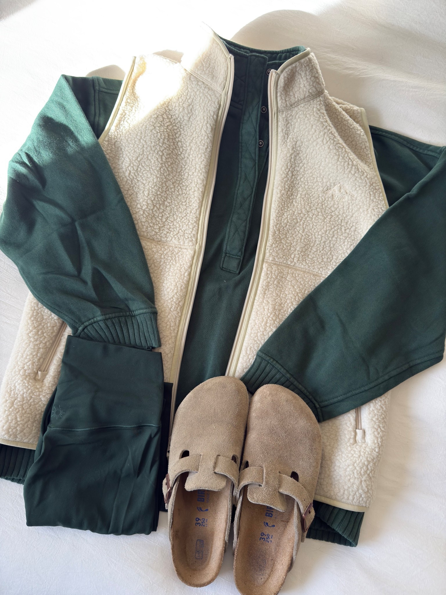 Vest + matching sweatshirt and leggings set!

#aerie #aritzia #comfyoutfit #ootd #cozy

#LTKGiftGuide #LTKHoliday