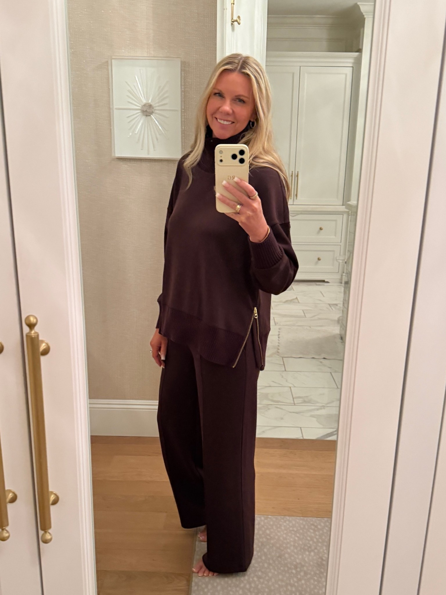 The chicest, comfiest lounge set you can wear for travel and lounging! I’m wearing the 30” length and I’m 5’8”💗 I’m wearing the color coffee bean. I linked the other pieces I ordered as well.