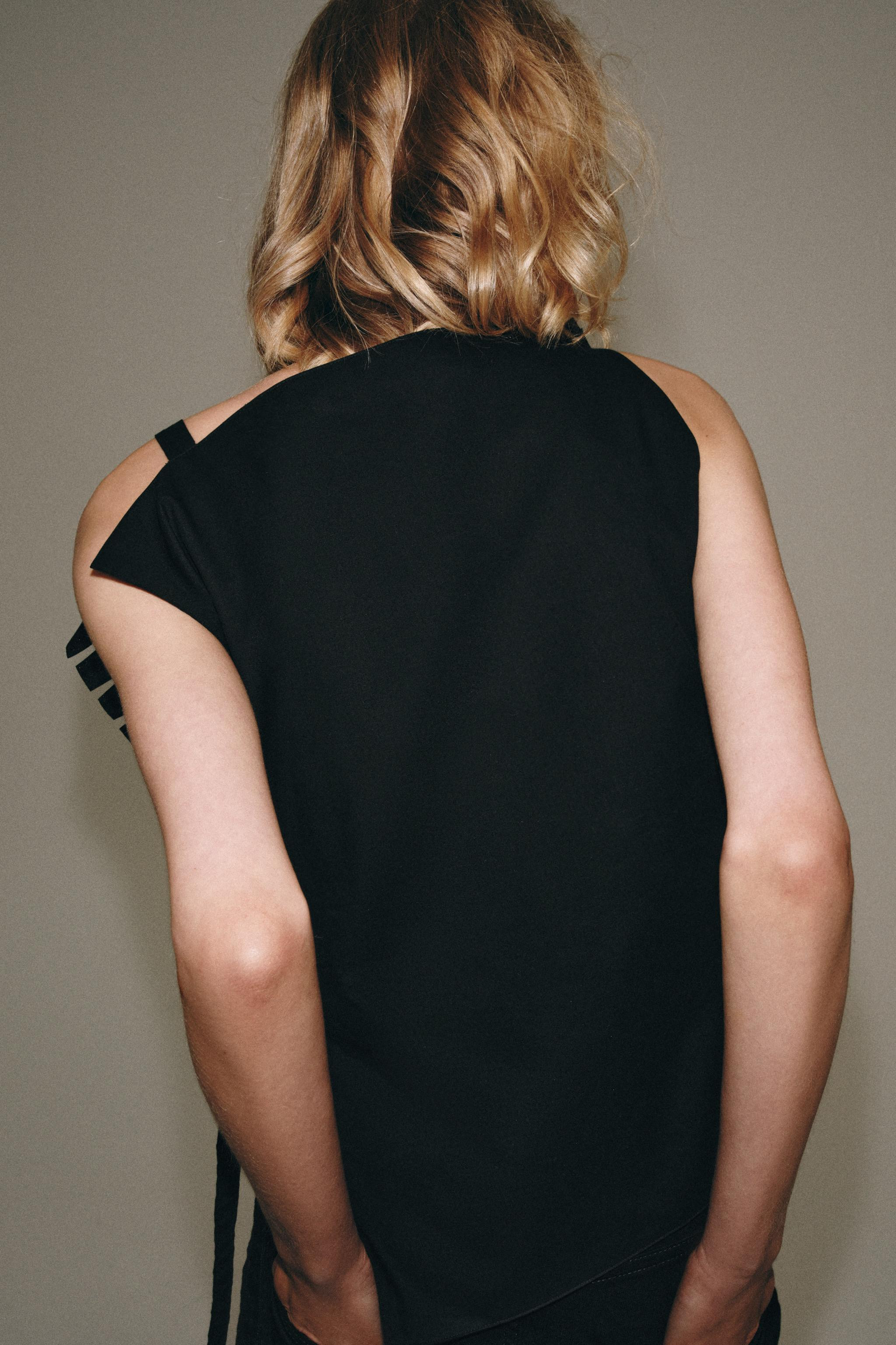 Model height: 180 cmZARA WOMAN COLLECTIONTop with an asymmetric neckline and strap. Straight hem.... | Zara UK