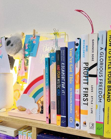 Bookshelf vibes 📖✨

#currentlyreading #books #bookshelf 

#LTKeurope #LTKGiftGuide #LTKhome