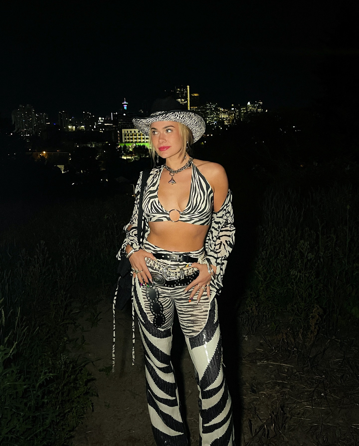 when an outfit theme is chosen, we COMMIT 🤍🦓🖤