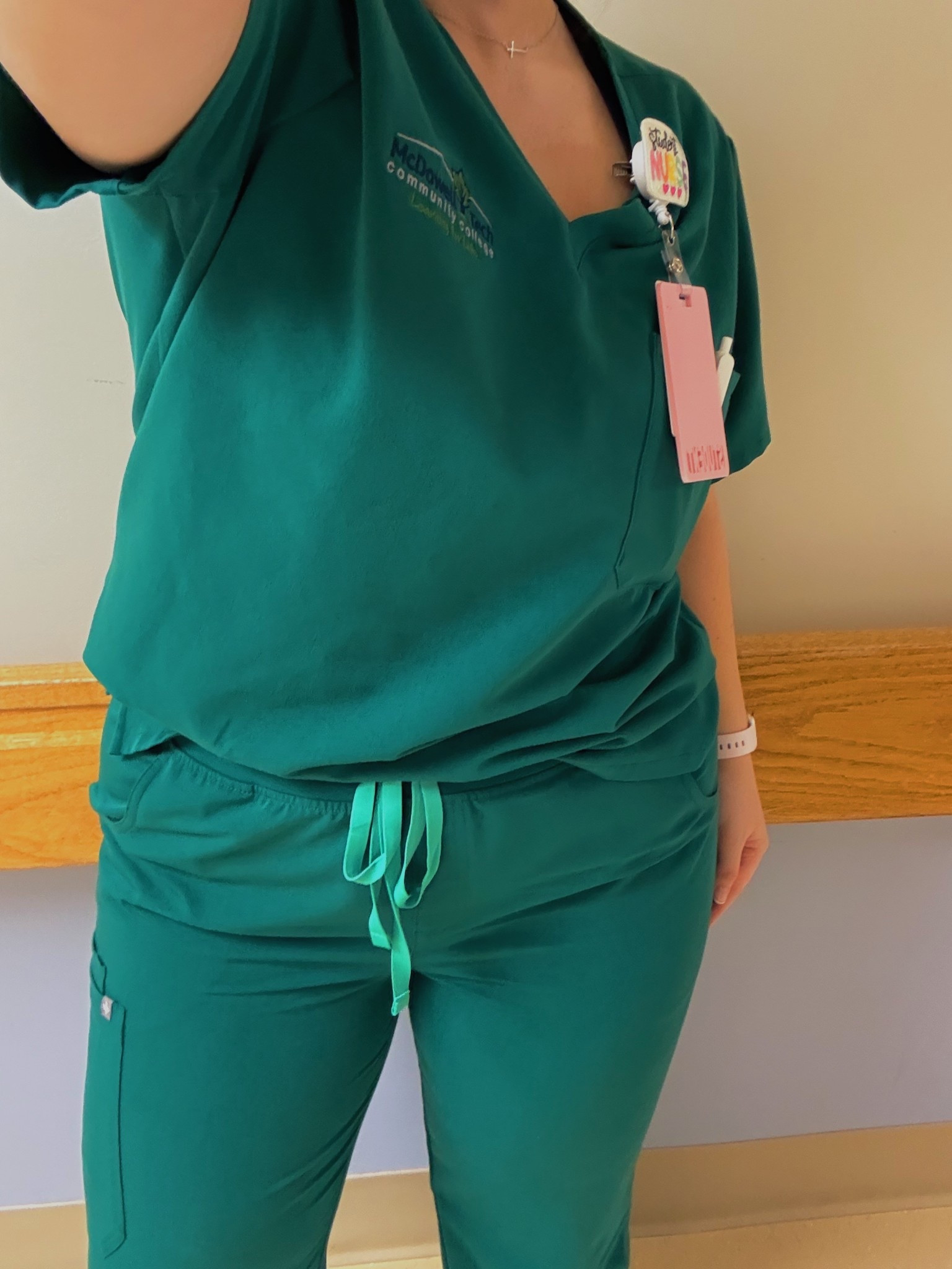 my school scrub color from figs🏥💚👩🏼‍⚕️
(i payed to have it embroidered, I LOVEE)!! 


(figs runs very small)!!
top: size XL
bottoms: size XXL 

#LTKStyleTip #LTKMidsize