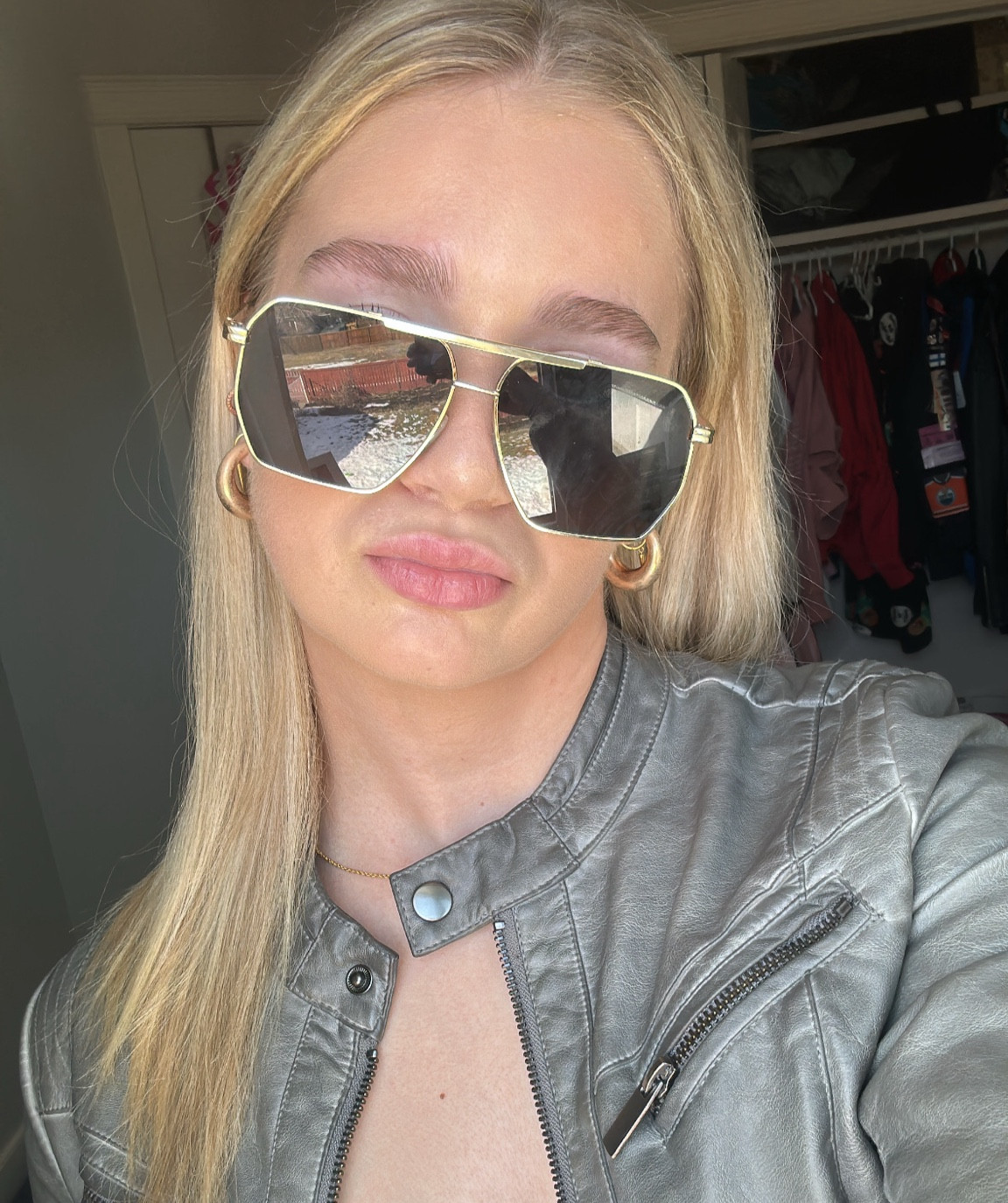 HOT GIRL LOOK, PILOT SUNGLASSES, SUMMER LOOK

(golden sunglasses, selfie ideas, grey leather jacket)

#LTKsummer #LTKbeauty #LTKstyletip