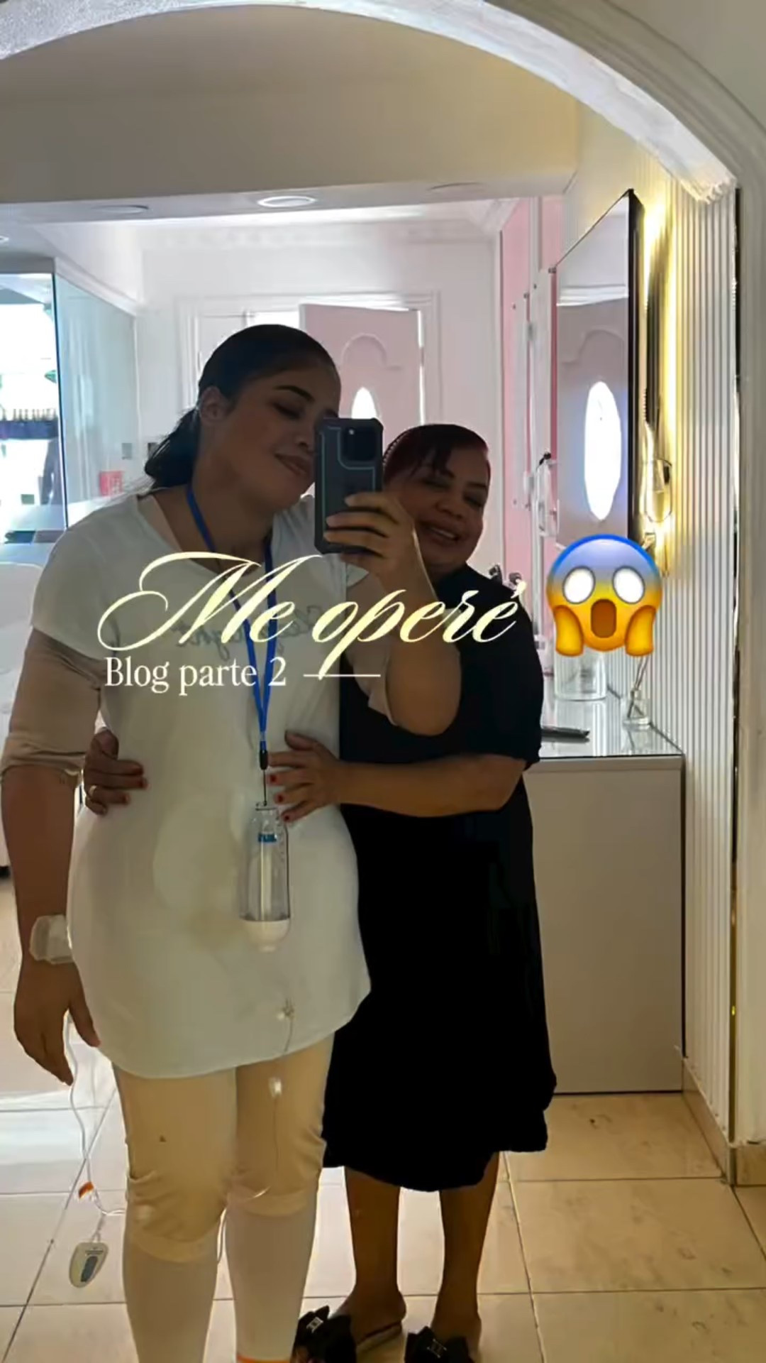 Si, me volví a operar 🥰👯‍♀️✨sé que existen muchas preguntas así que hablemos un poco……

Tenía una cirugía pendiente de senos donde me colocó 280cc  con el mismo doctor que me operó al principio @doc_sancheza y quise aprovechar la anestesia para hacer unos pequeños retoques porque ya no somos Team natural somos Team mamasotaaaaa🤣💝🤝✨

Soy delgada mi cirugía en esta ocasión principal era reducción de senos con levantamiento + implante pero también me hice una abdomino completa porque tuve un bebé y lipo de brazos fue una cirugía corta y sin riesgos 🤝✨ mis cicatrices están bellas. 

En todo este tiempo mi recuperación ha estado en mano de la mejor al igual que la otra vez @rossi_masajesrd pero en esta ocasión me quedará 15 días por requiero más cuidado y quiero irme sana a mi hogar. 

Esta nueva experiencia no había sido tan llevadera sin el cariño y apoyo de @rossi_masajesrd que me hace como sentirme en casa 👯‍♀️🤞

Si tienes alguna duda hablamos en los comentarios ✨⬇️