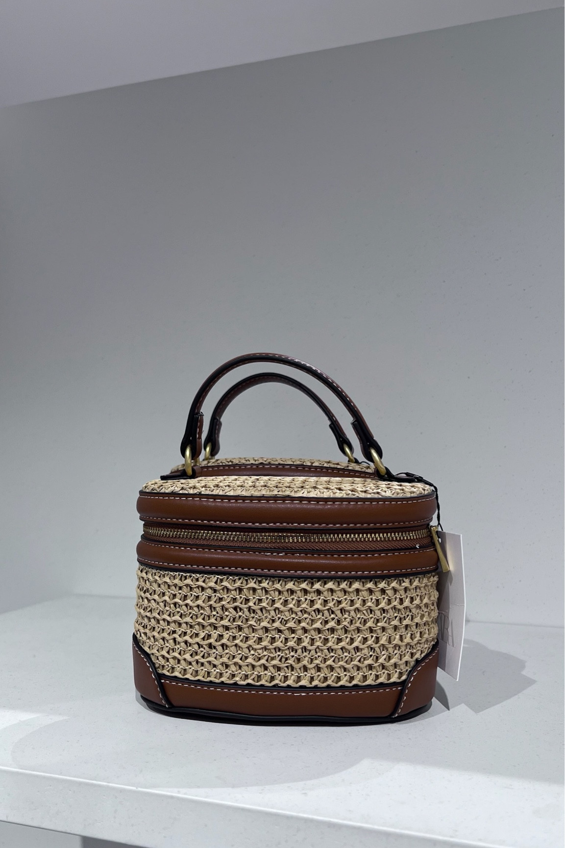 Woven vanity bag find. Ideal for vacay looks! 