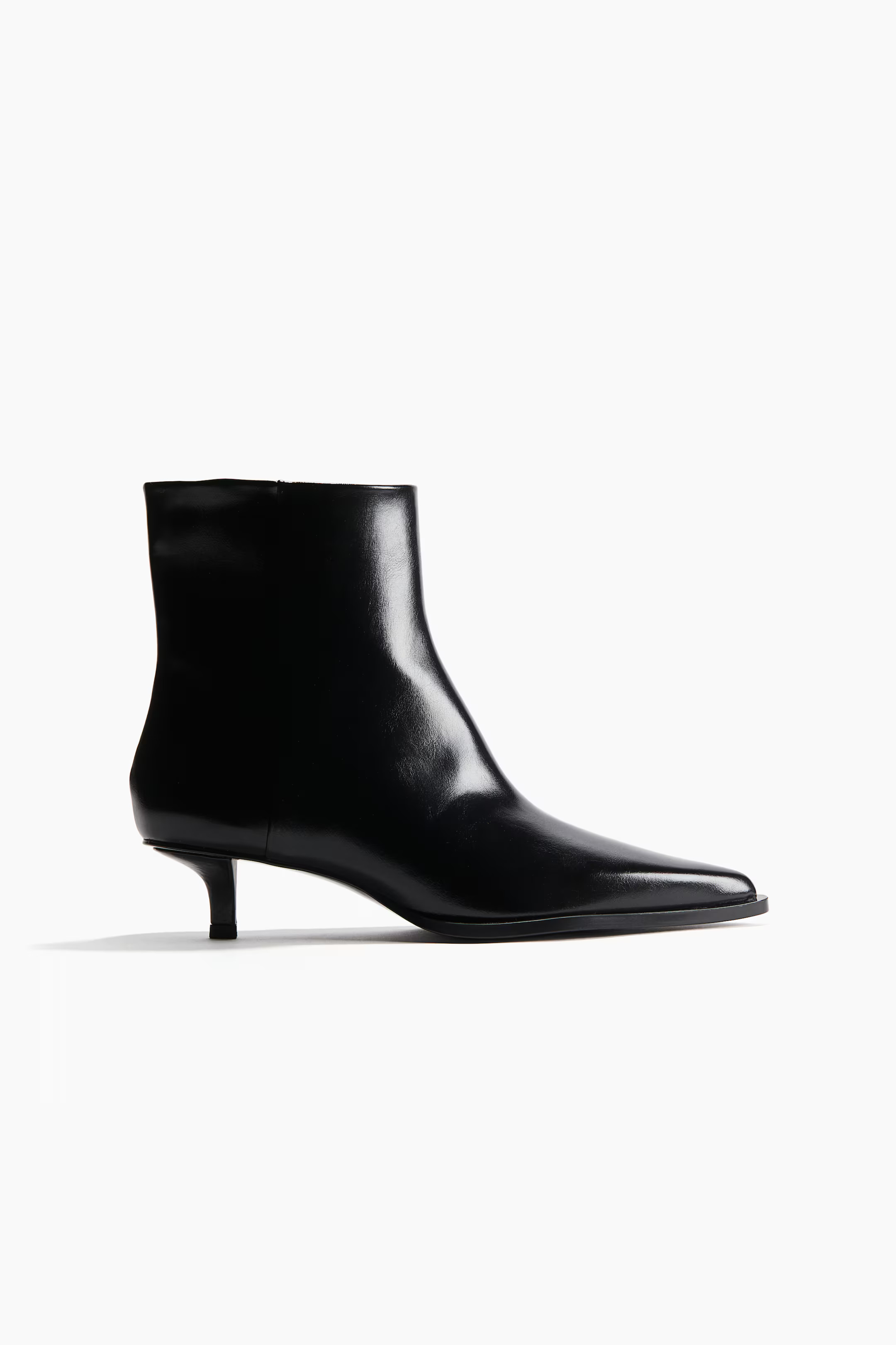 Pointed ankle bootsNot saved to favourites£37.99Colour:BlackSelect size   2  Out of stock ... | H&M (UK, MY, IN, SG, PH, TW, HK)