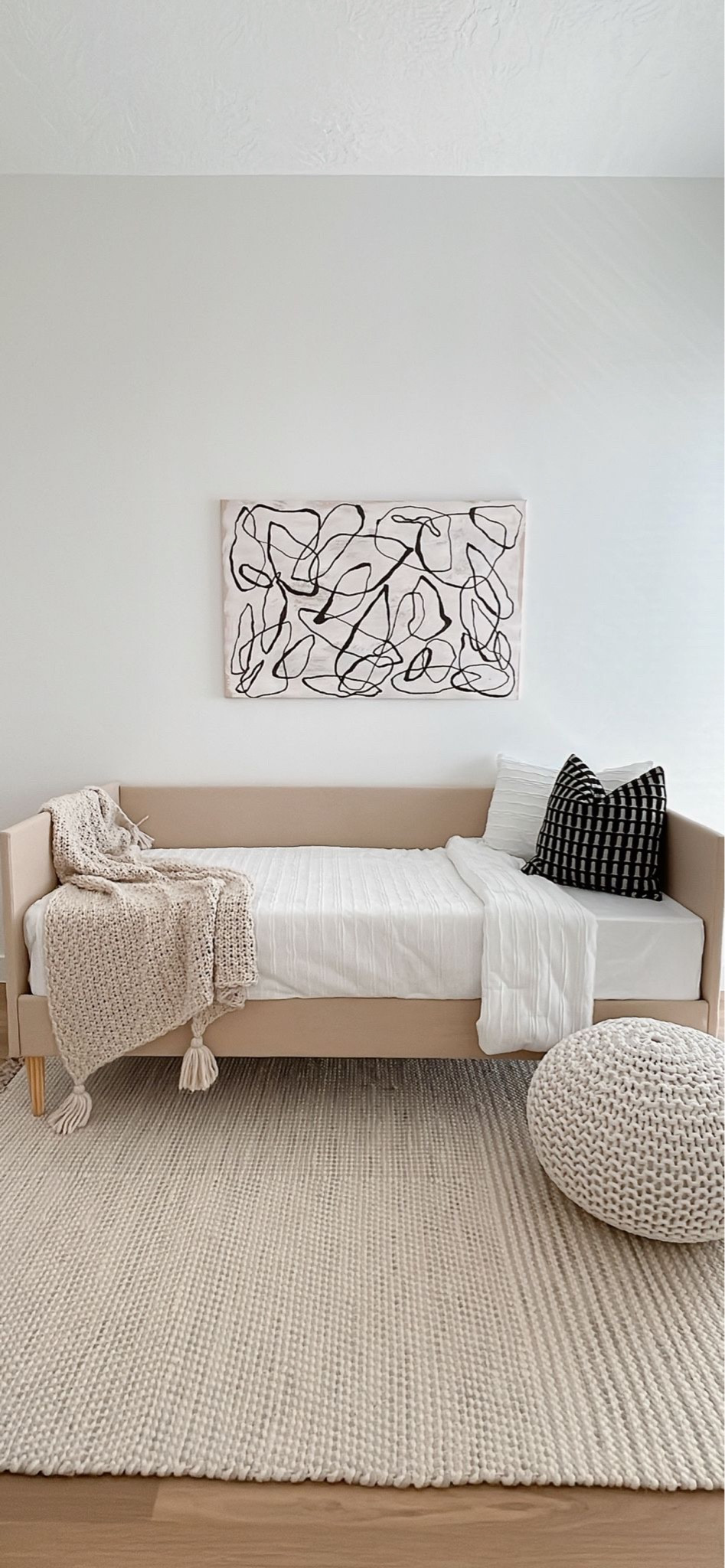 Studio styling ✨ 
Bedroom, decor, art, rug, home staging, interior styling 