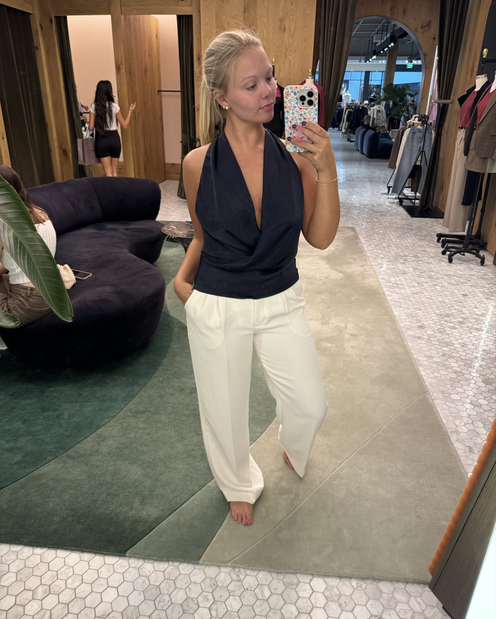 Aritzia
Top - small, comes in black, tts
Pants - 6, tts
I’m 5’3, size 4-6