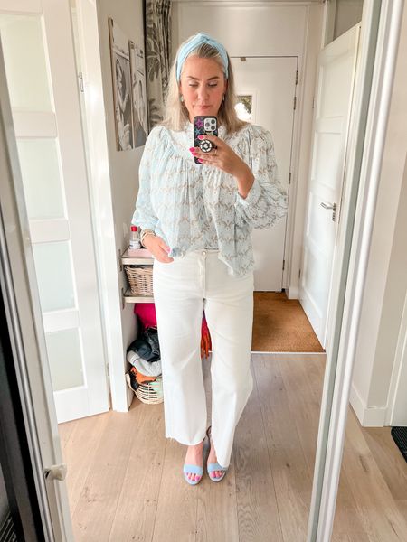 Outfits of the week

Wearing an oversized ice blue peacock print blouse (old) and the most fabulous wide leg white jeans. And a little light blue heeled sandal (old).

See product reviews for sizing details  



#LTKstyletip #LTKeurope #LTKworkwear