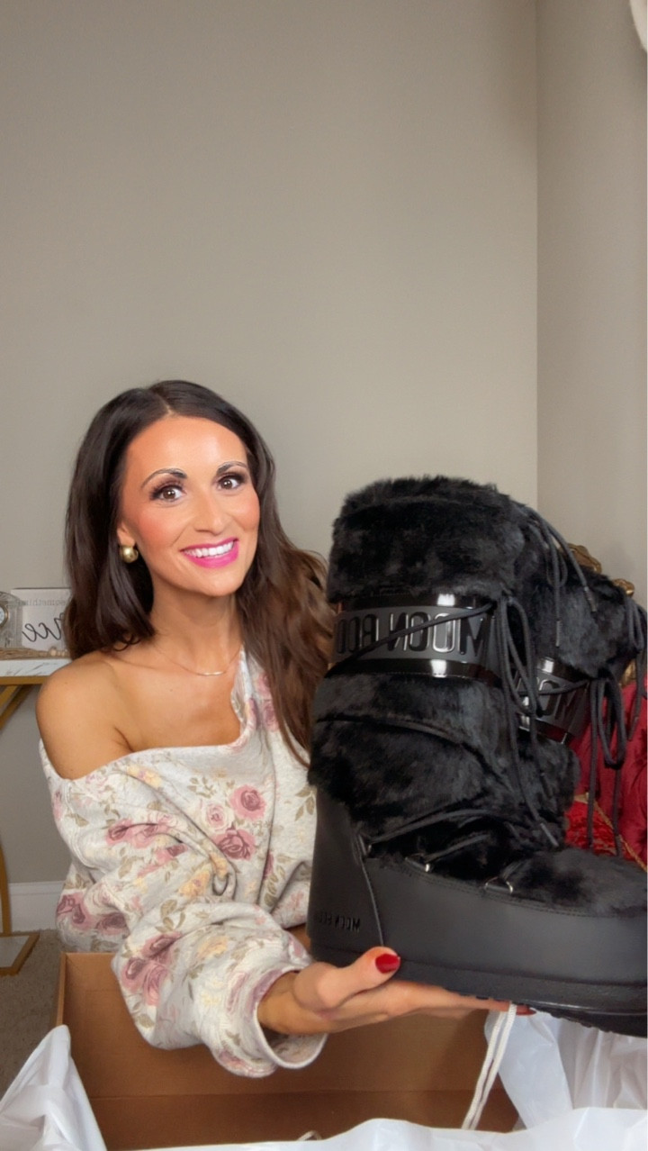 So excited to wear my new fur Moon boots 🖤🖤🖤

#LTKSeasonal #LTKGiftGuide