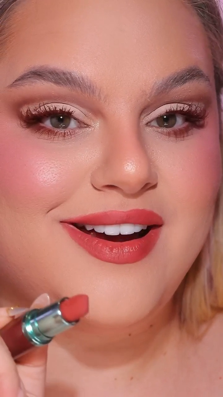 MAC se pasó with these these of lipsticks 👀❤️‍🔥

#LTKHoliday #LTKGiftGuide #LTKBeauty