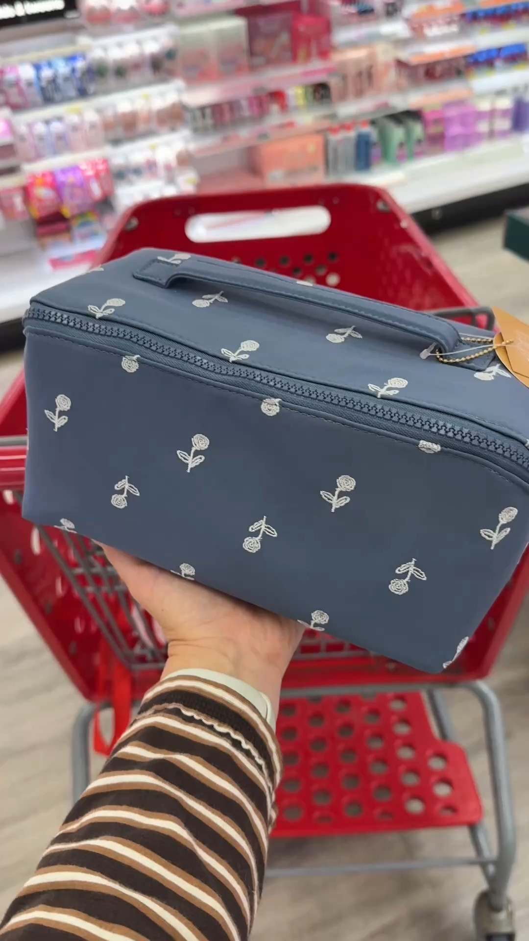 The cutest new makeup bag

@Target

#LTKBeauty #LTKmorningroutine #LTKgrwm