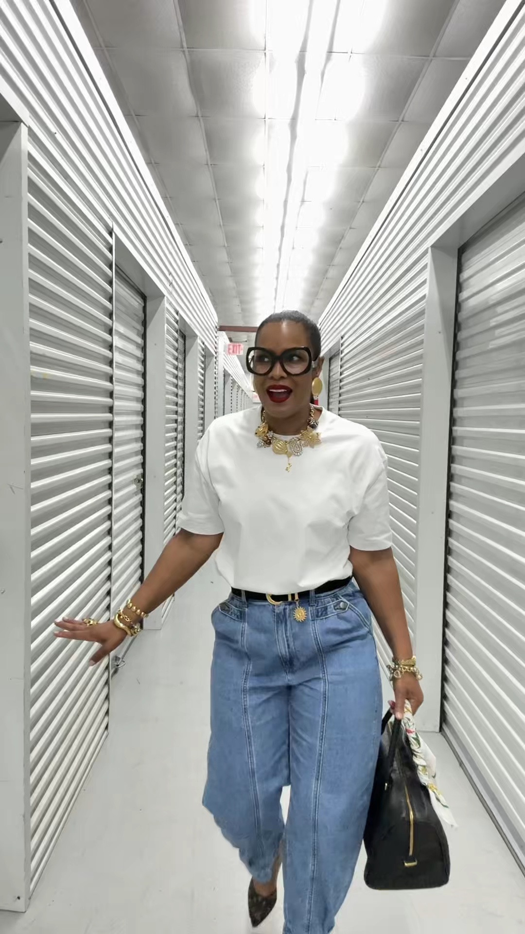 May I your attention please!  These CJR X Old Navy jeans are on sale.  Hurry!  Card perk!  Code: FIFTY 

Wearing size 8

5’7” 165lbs