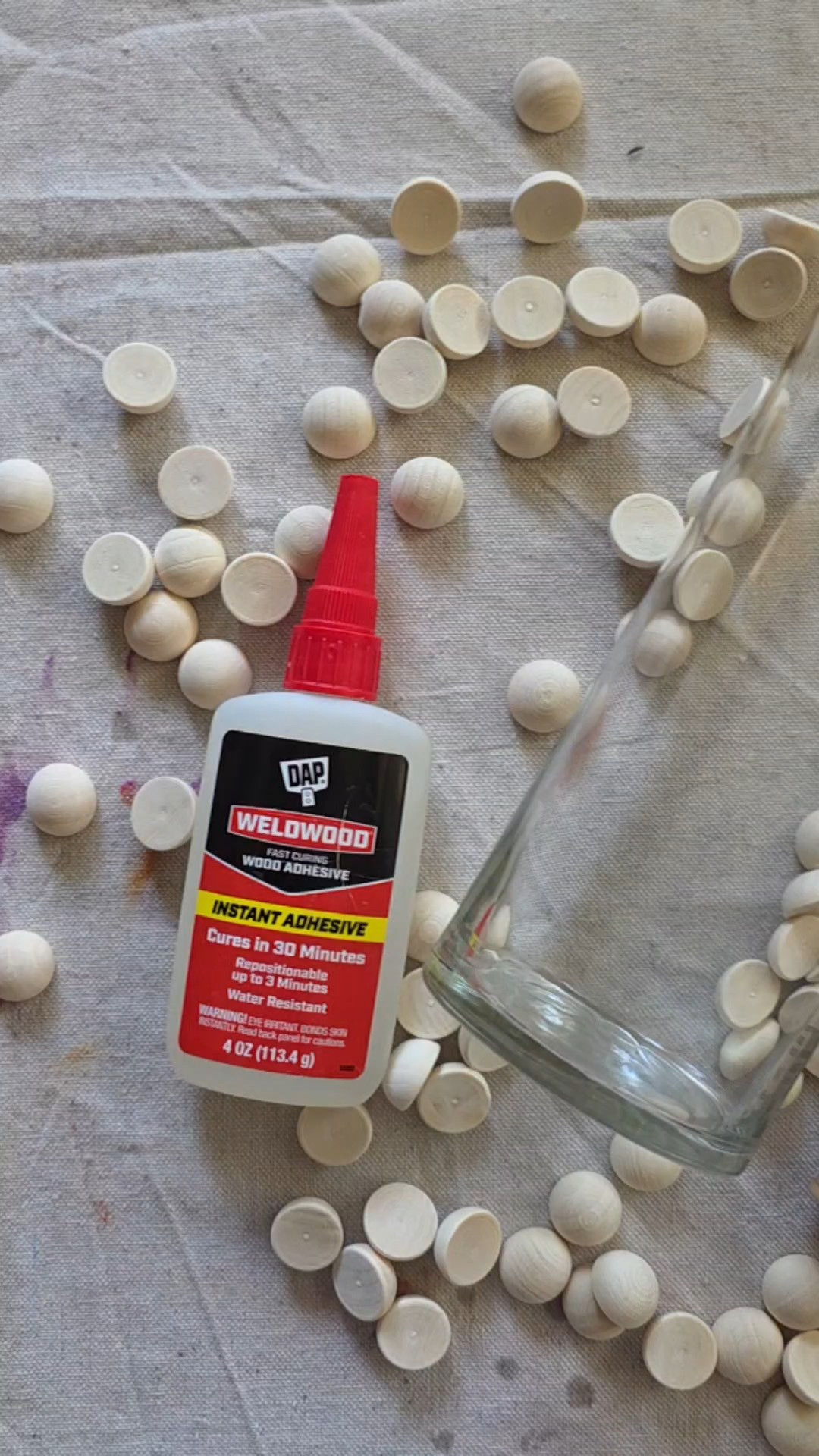 This DIY bubble vase was so fun to make! All you need is a plain vase, half round wood beads, instant wood adhesive, craft paint and baking soda. #craftprojects  

 