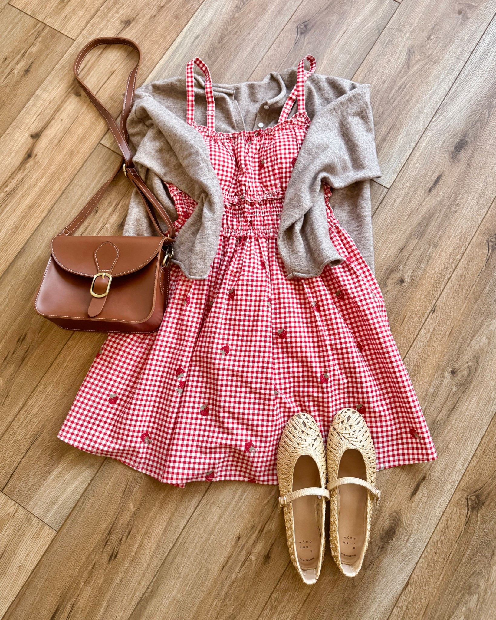 spring outfits. spring break outfit. summer outfits. red gingham dress with strawberry print.

@abercrombie 