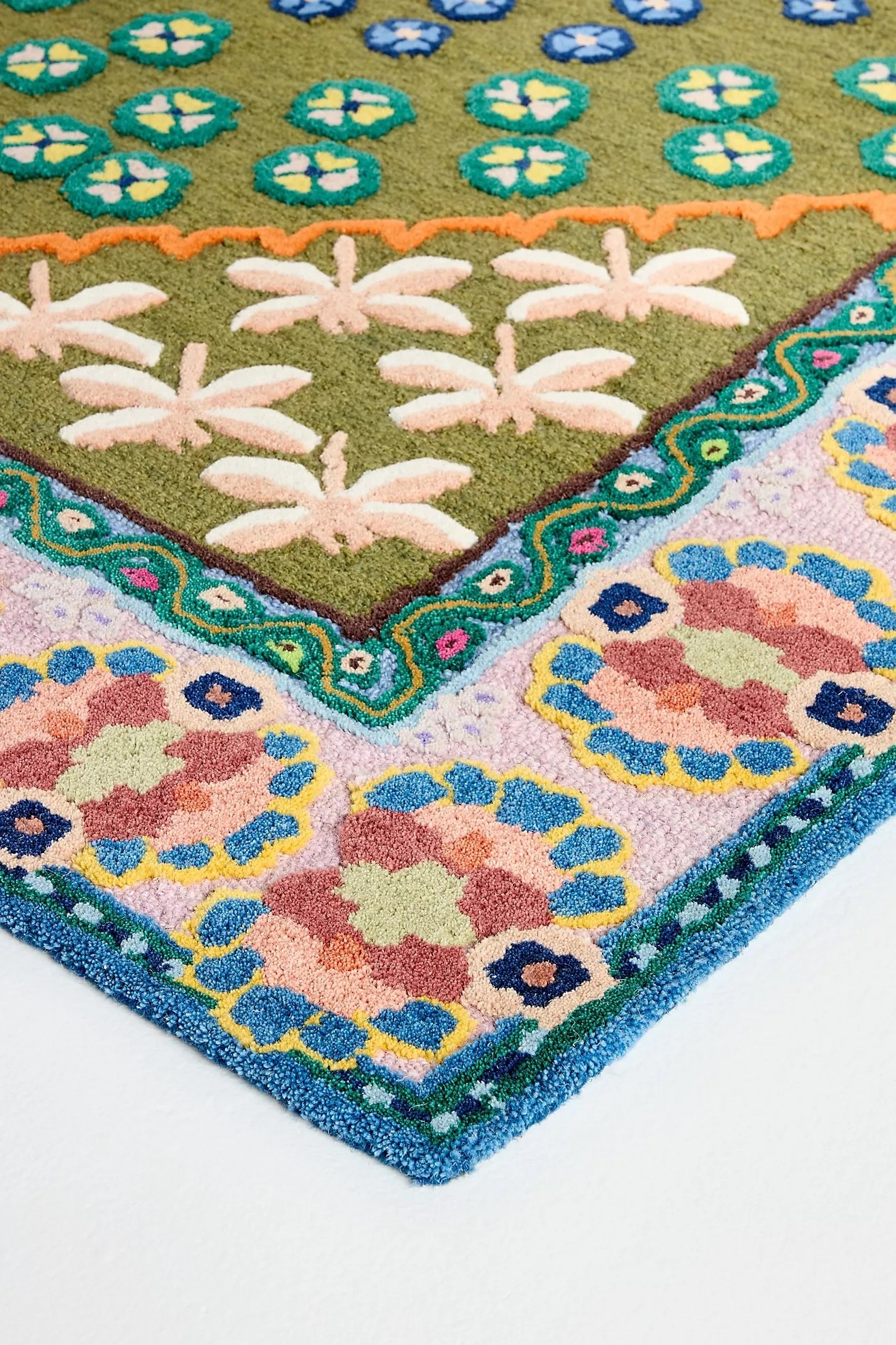 Annora Hand Tufted 100% Wool Dragonfly Border Rug

Hand-tufted from wool, this floor covering celebrates a modern twist on traditional rug patterns with a striking, maximalist design.

