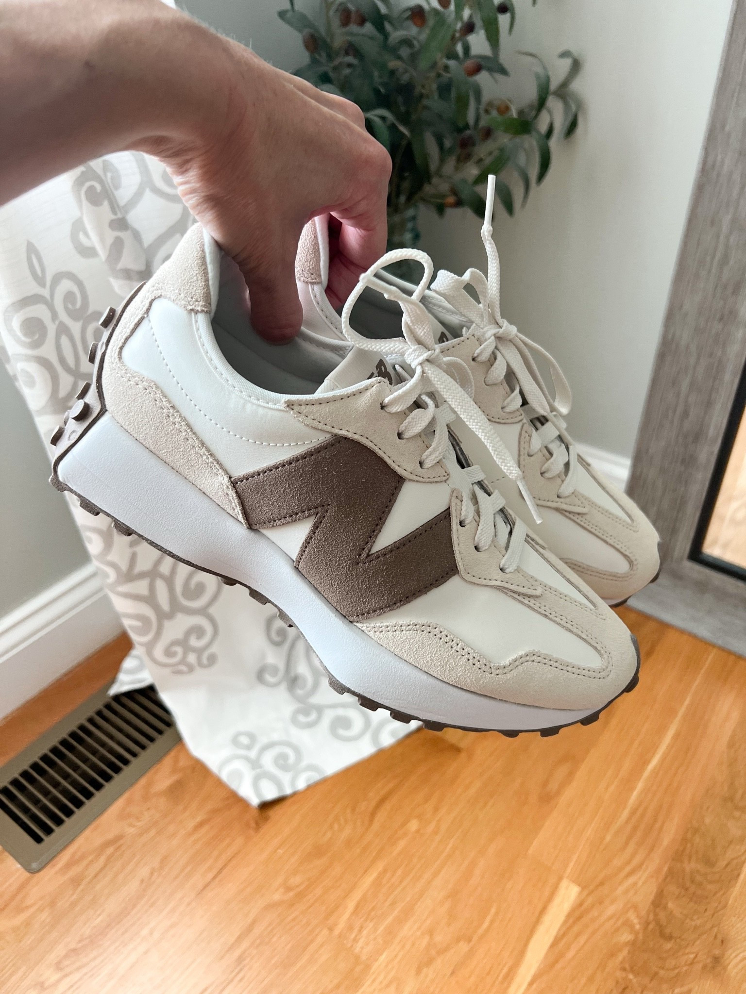 A good neutral sneaker is always a yes. 🤎👟 These New Balance 327 sneakers are already becoming a favorite! ✨