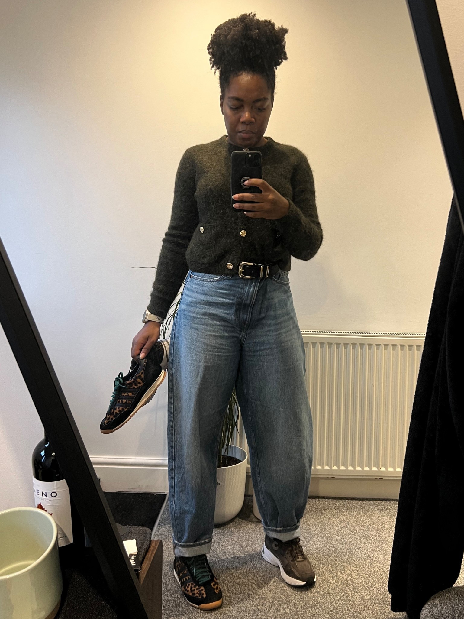 Couldn’t decide which trainers to wear with these jeans today. Also, yes, they’re too big for me now so the belt is the main character lol

Autumn, uk fashion, barrel leg jeans, denim, cardigan, olive green, gold details, brown trainers, leopard print trainers, over 30 style, over 40 style, over 50 style 

#LTKautumn #LTKeurope #LTKuk