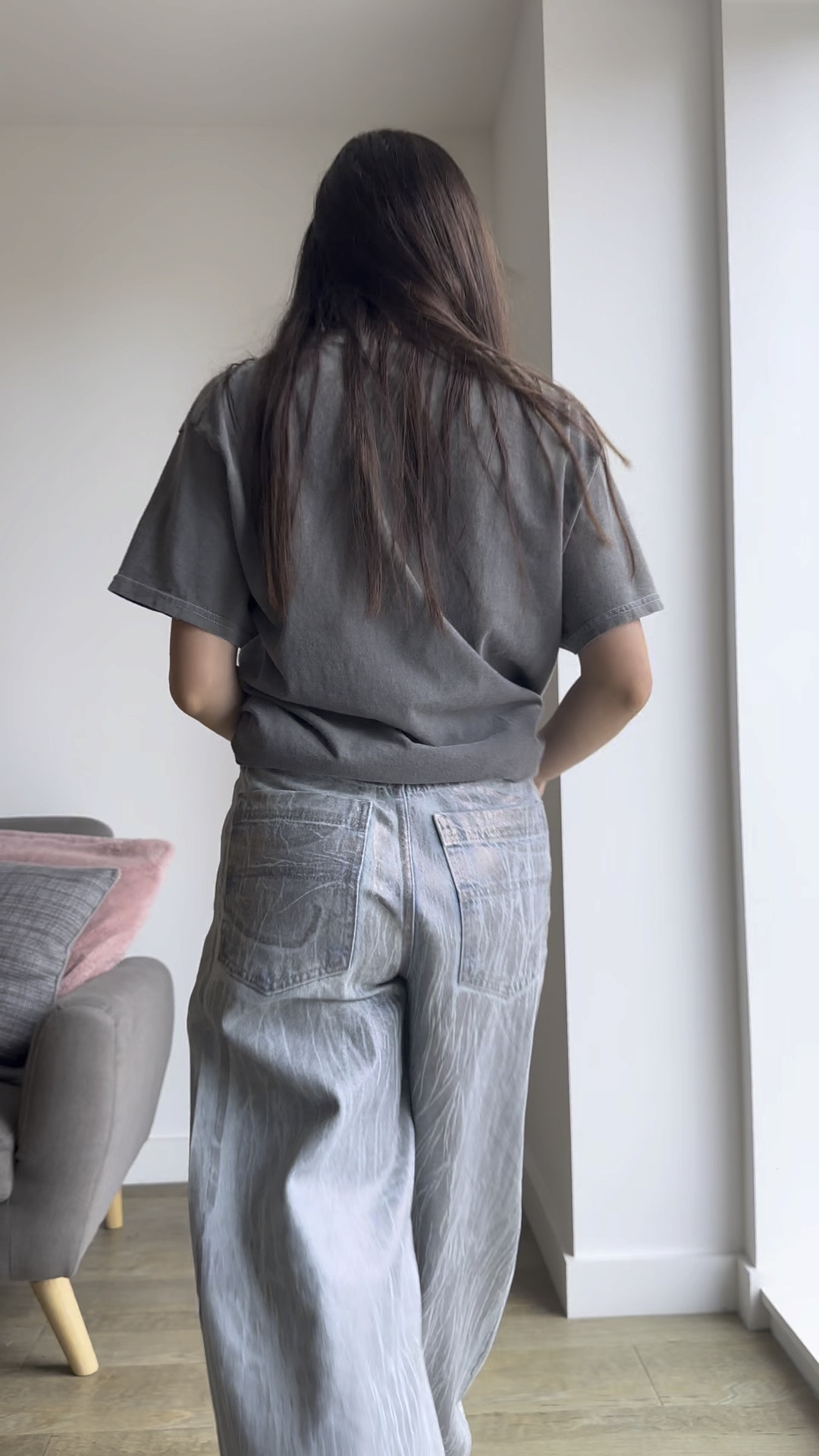 Fool baggy jeans, cowboy black boots, oversized graphic grey t-shirt, white cutout shirt, the-moire bag, styling video

#LTKVideo #LTKfindsunder50 #LTKstyletip