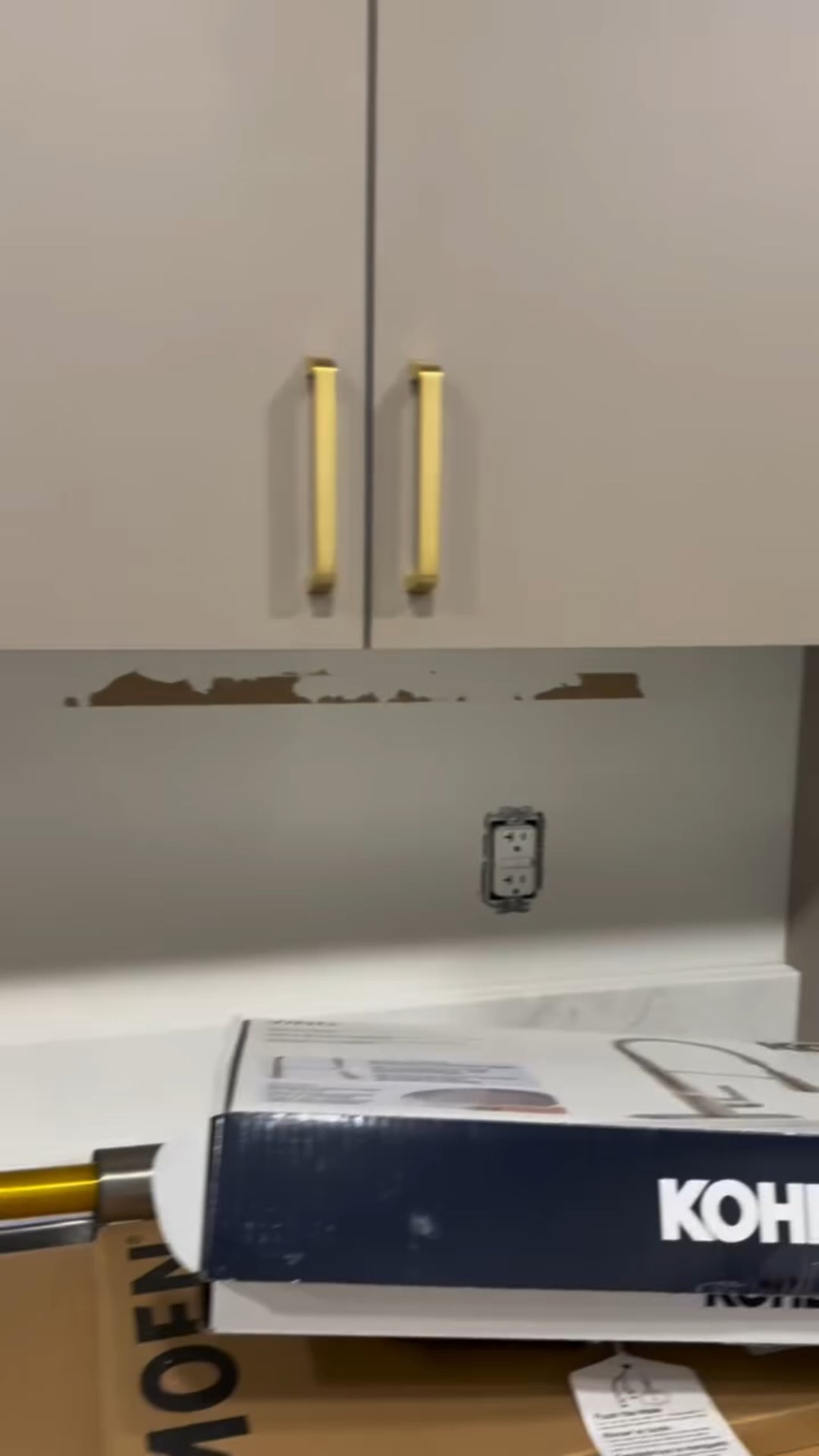 “Found a creative way to fix a drywall issue — fast, budget-friendly, and totally seamless. Sometimes the best design solutions are born from quick thinking ✨💡 #InteriorDesignTips #DesignSolutions #BeforeAndAfter #BudgetFriendlyFix #DIYDesign